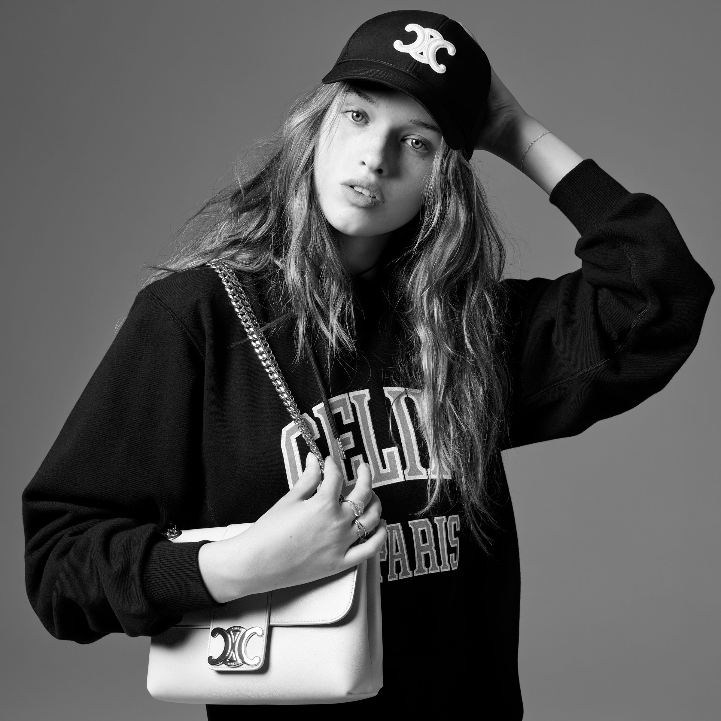 .Ever Anderson運用品牌熱銷單品棒球帽和連帽衫搭配CELINE TEEN VICTOIRE手袋營造輕鬆美感。（CELINE提供）