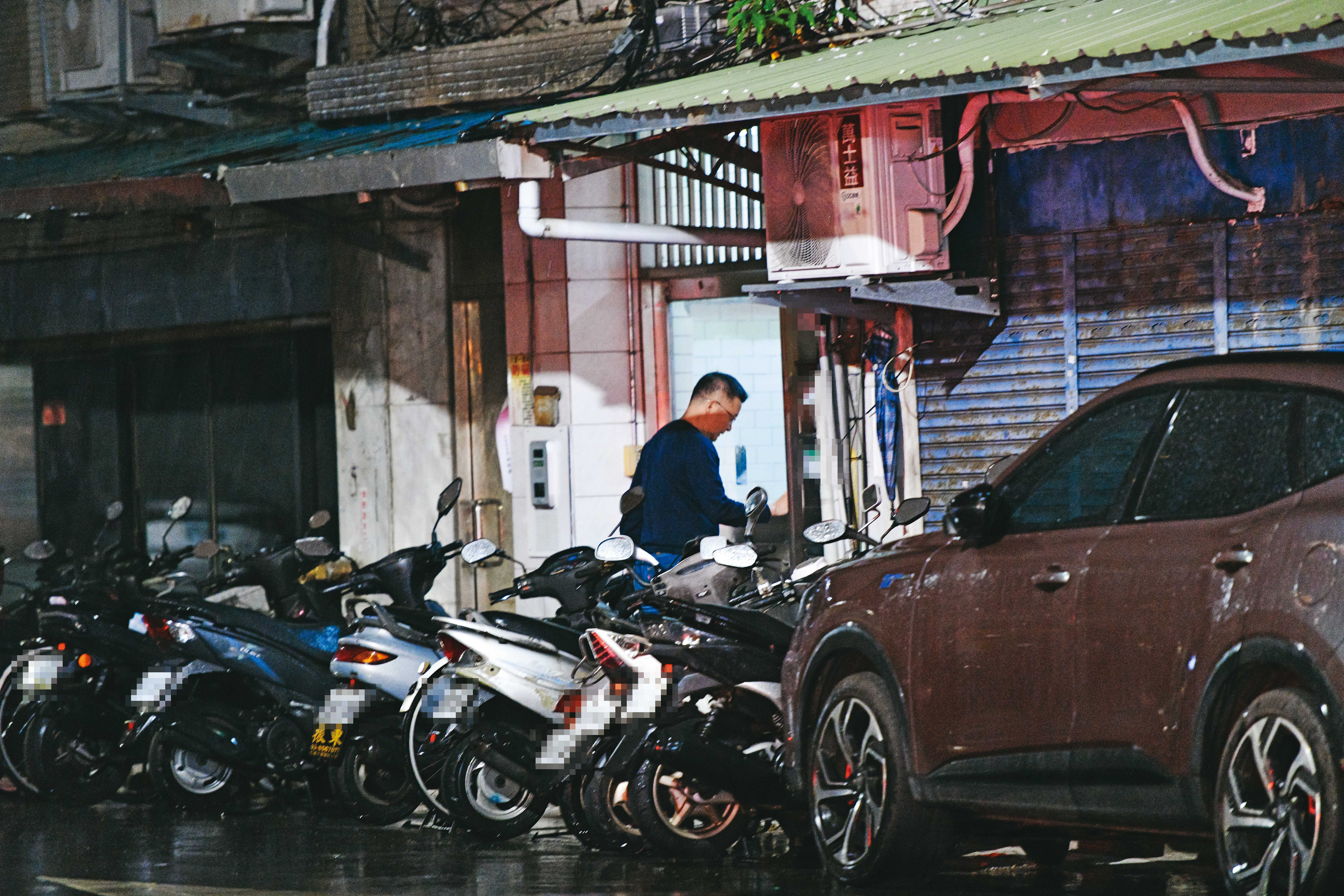 2024.12.23 19:54 徐宏民（圖）停好車後，也熟門熟路地上樓進入高女住處。 