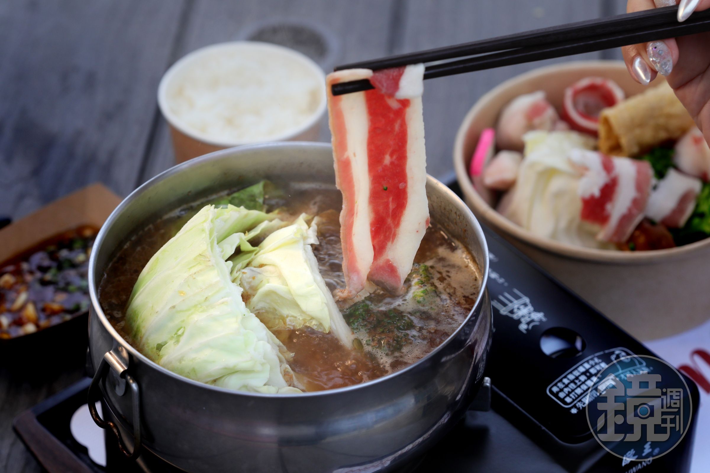 天氣冷剛好適合來份「餉賀」的台式小火鍋「賀呷招牌沙茶鍋(牛)」暖暖胃。(300元/份)