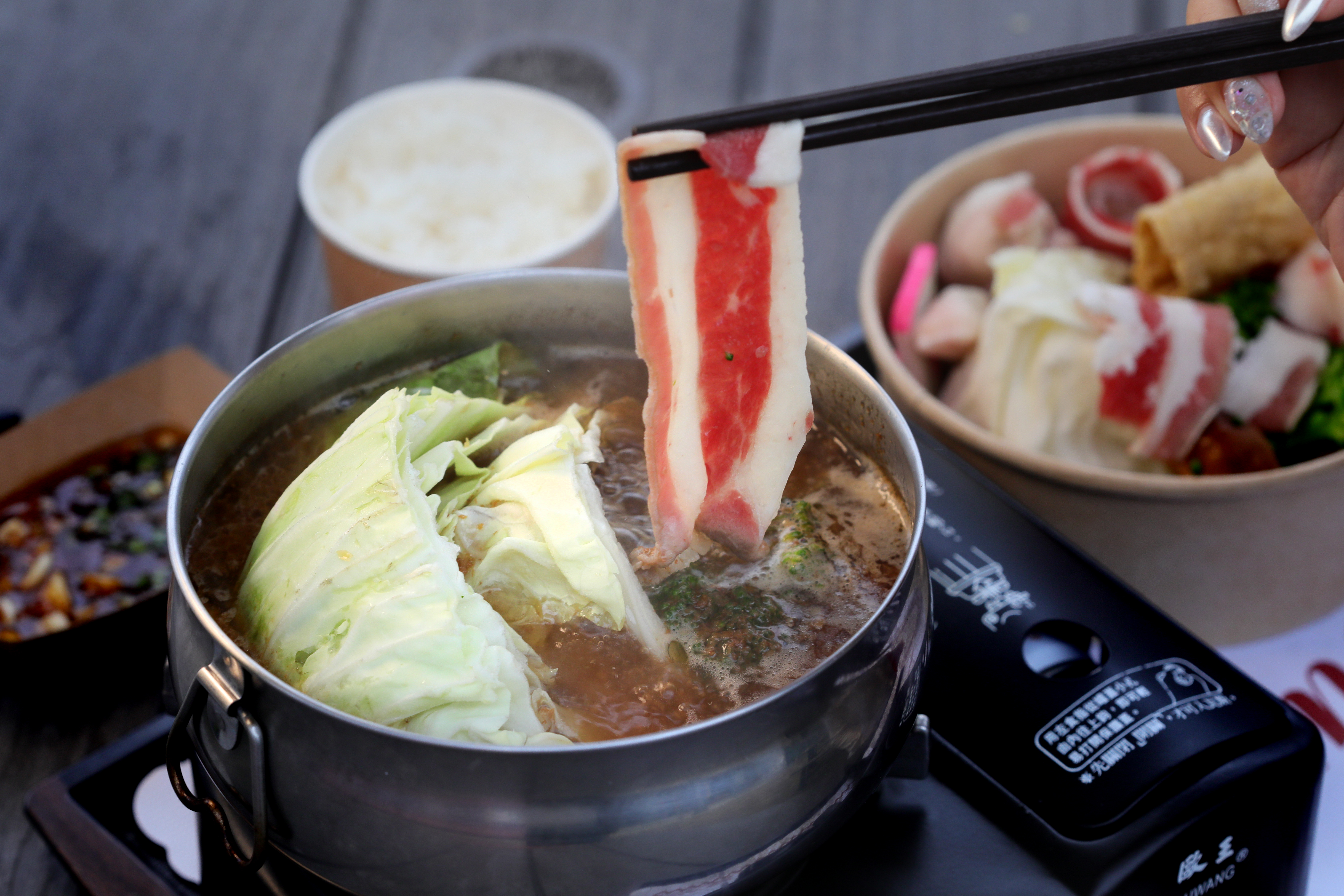 天氣冷剛好適合來份「餉賀」的台式小火鍋「賀呷招牌沙茶鍋（牛）」暖暖胃。（300元／份）