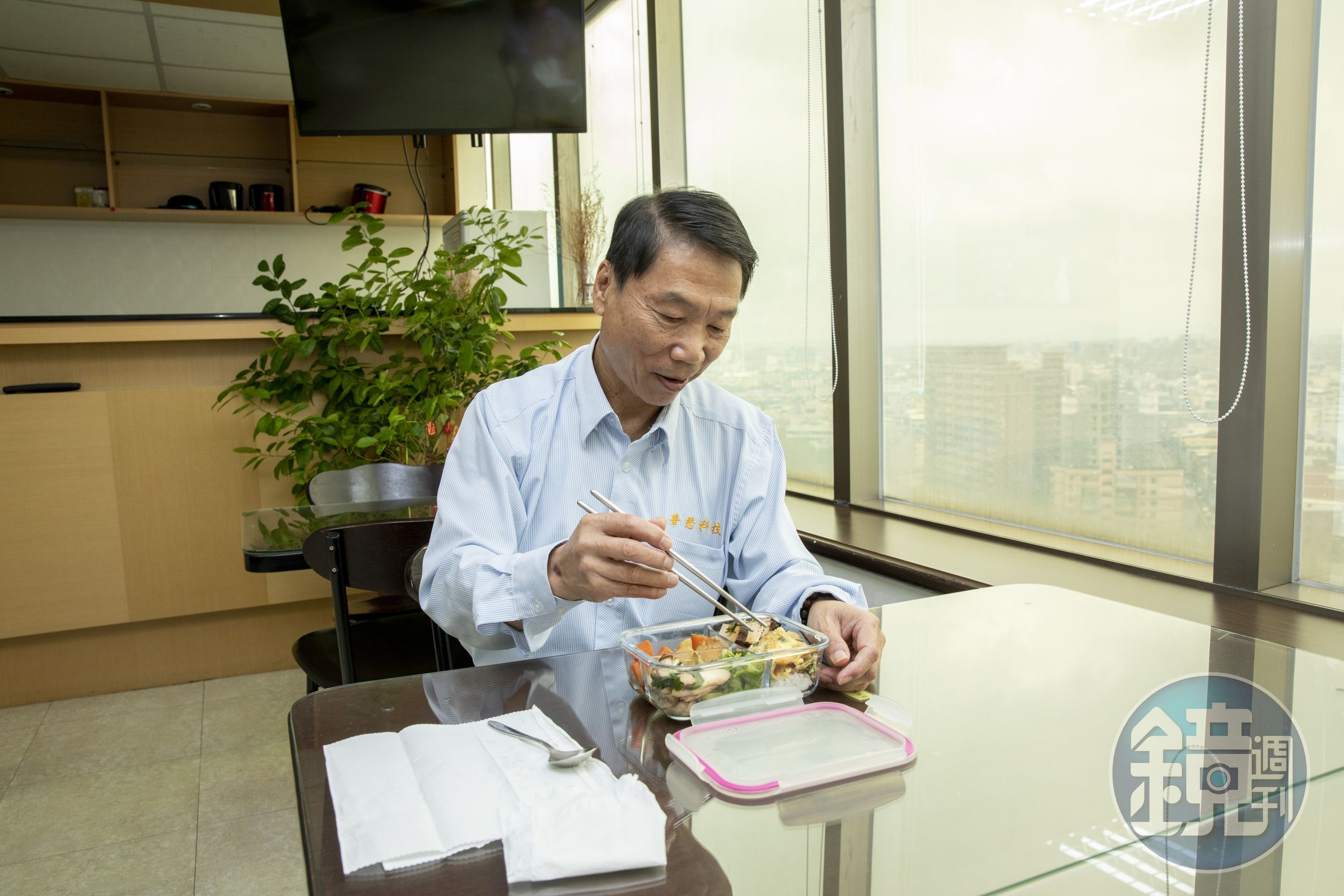 鄭石治貧苦出身,個性儉樸,中午必帶太太準備的便當,沒有大魚大肉,簡單五色配菜卻有滿滿的營養與愛。