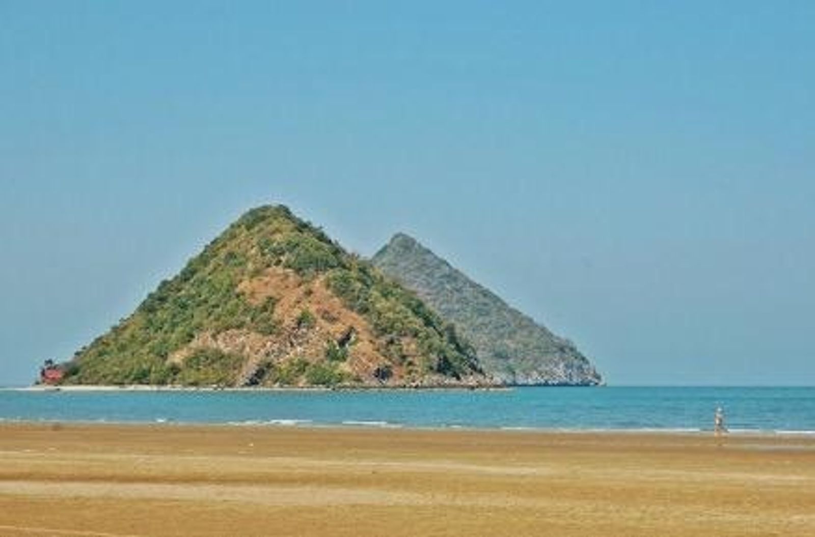這座小島因外型酷似女性胸部而得名，距離本土僅約1公里，搭船約10分鐘可達。（@ChomSomchai X）