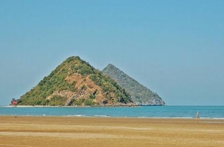 這座小島因外型酷似女性胸部而得名，距離本土僅約1公里，搭船約10分鐘可達。（@ChomSomchai X）