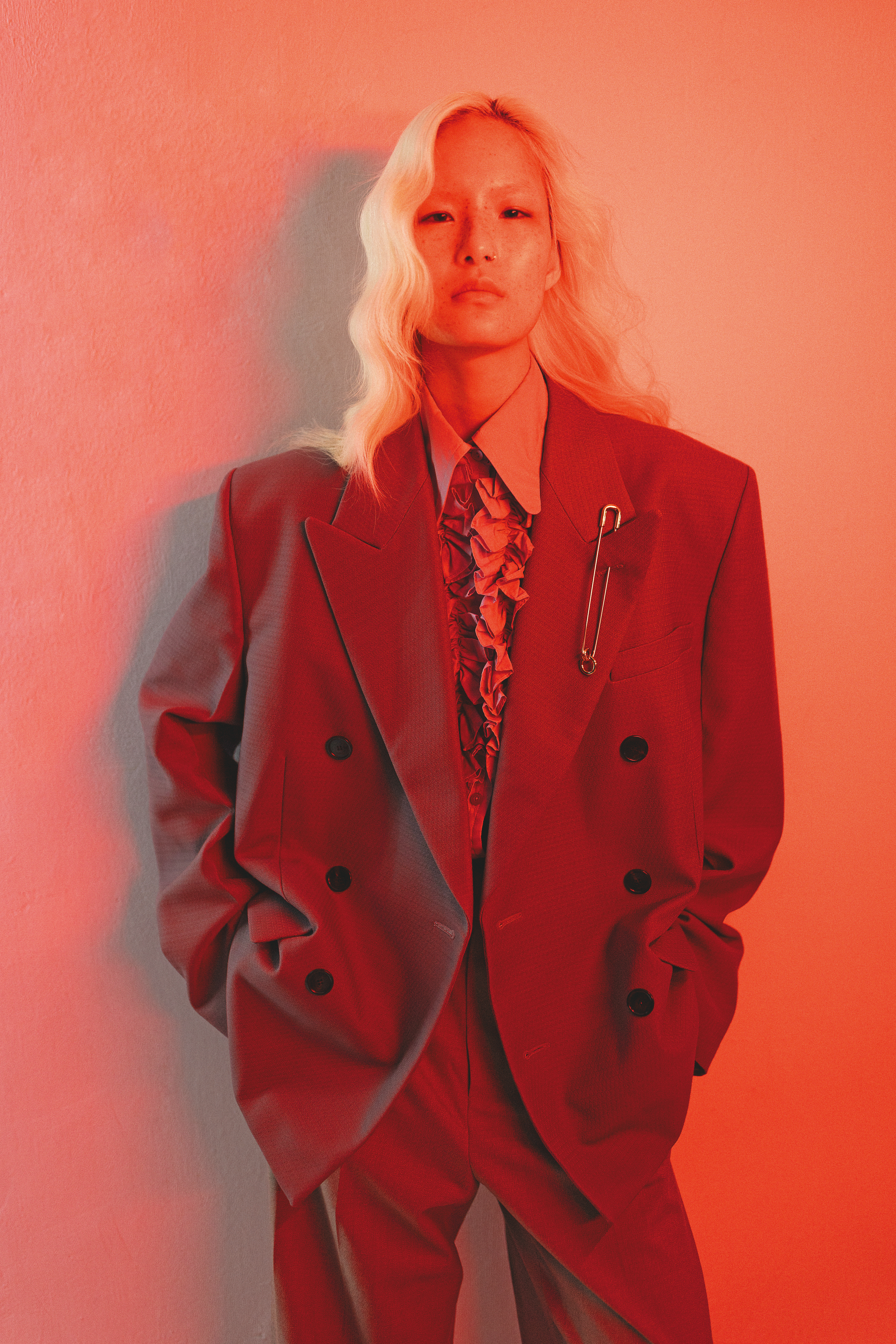 紫藕色西裝外套 NT$160,000 by GUCCI／淺紫色花邊襯衫 NT$54,000 by GUCCI／卡其色長褲 NT$49,500 by GUCCI／CELINE CHARMS金色飾面胸針 NT$11,500 by CELINE