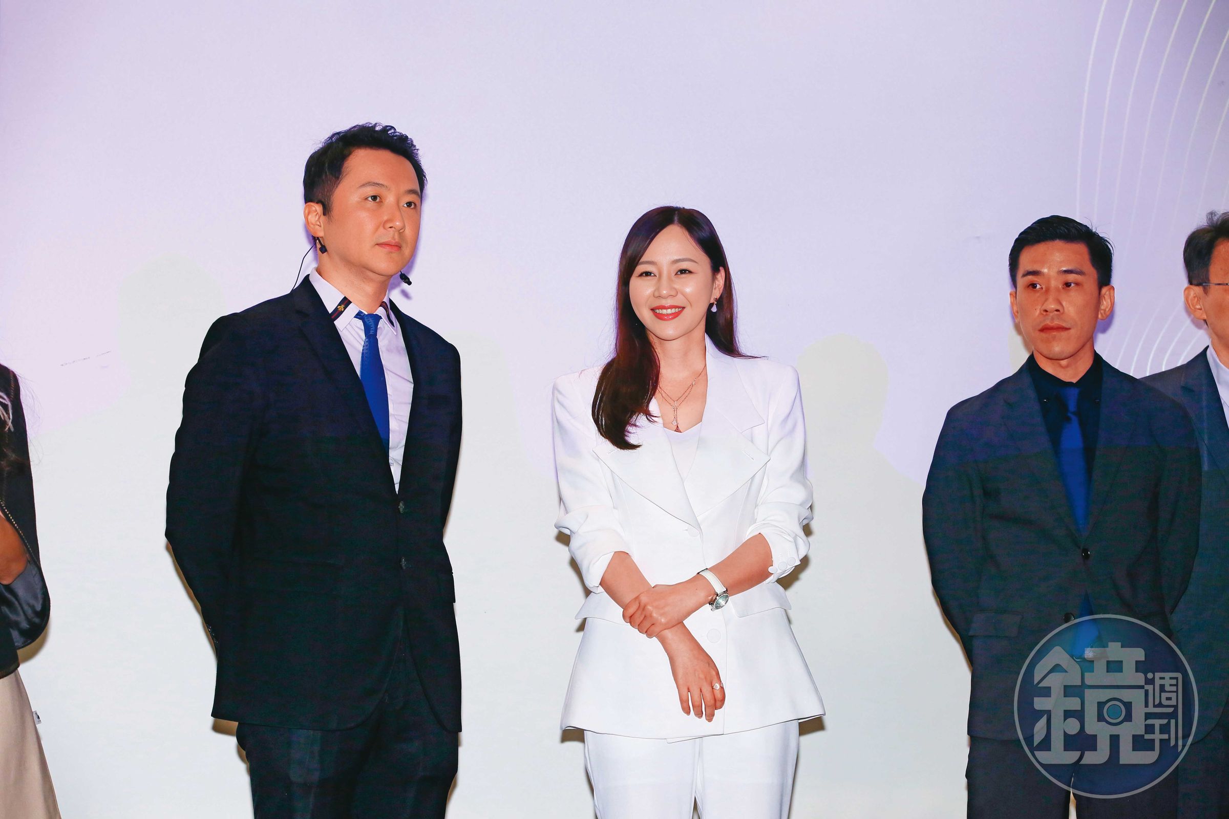 謝佳憲（左）與太太、晶鑽董事長賴柏如（右）一起出席7月的法說會，全程由掌握研發技術的謝佳憲上台發言。