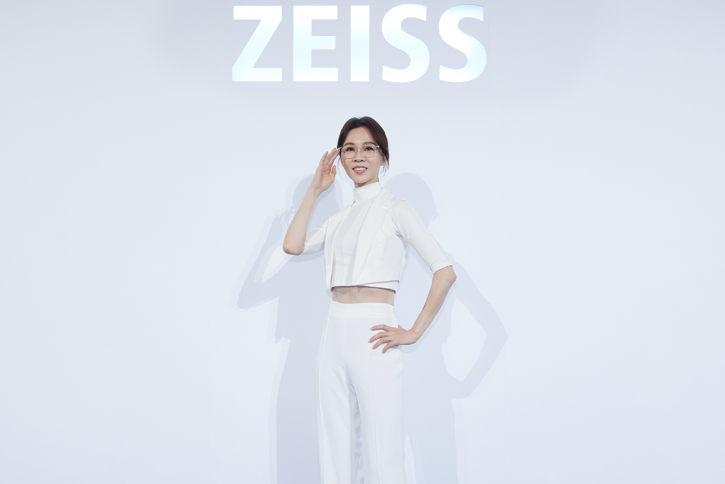 近視快500度的謝盈萱要工作時就會戴隱形眼鏡，難得看見她戴一般眼鏡的樣子。（蔡司提供）