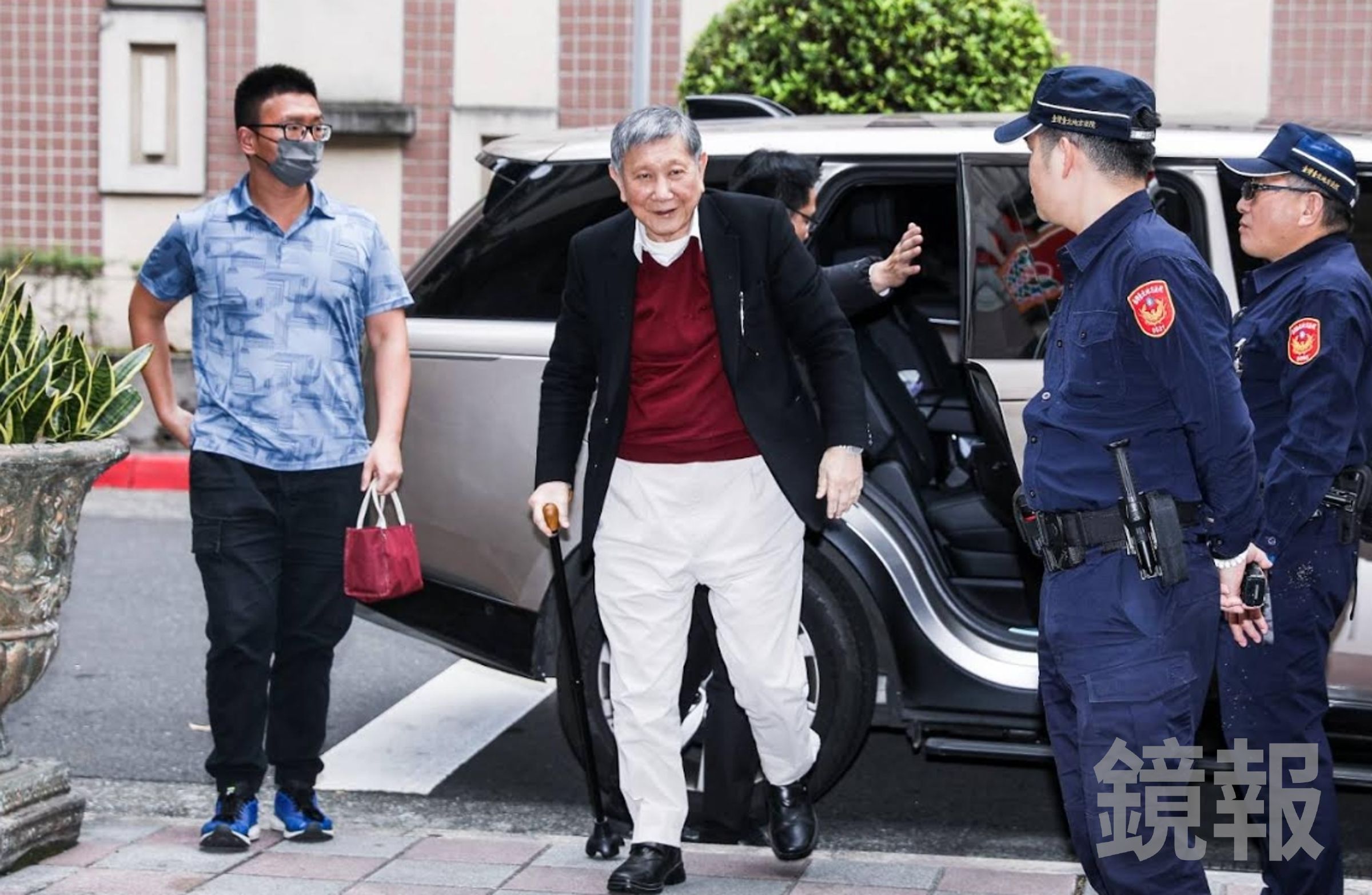 沈慶京進入法院時受到柯文哲的支持者夾道歡迎。。（鏡報鄒保祥）