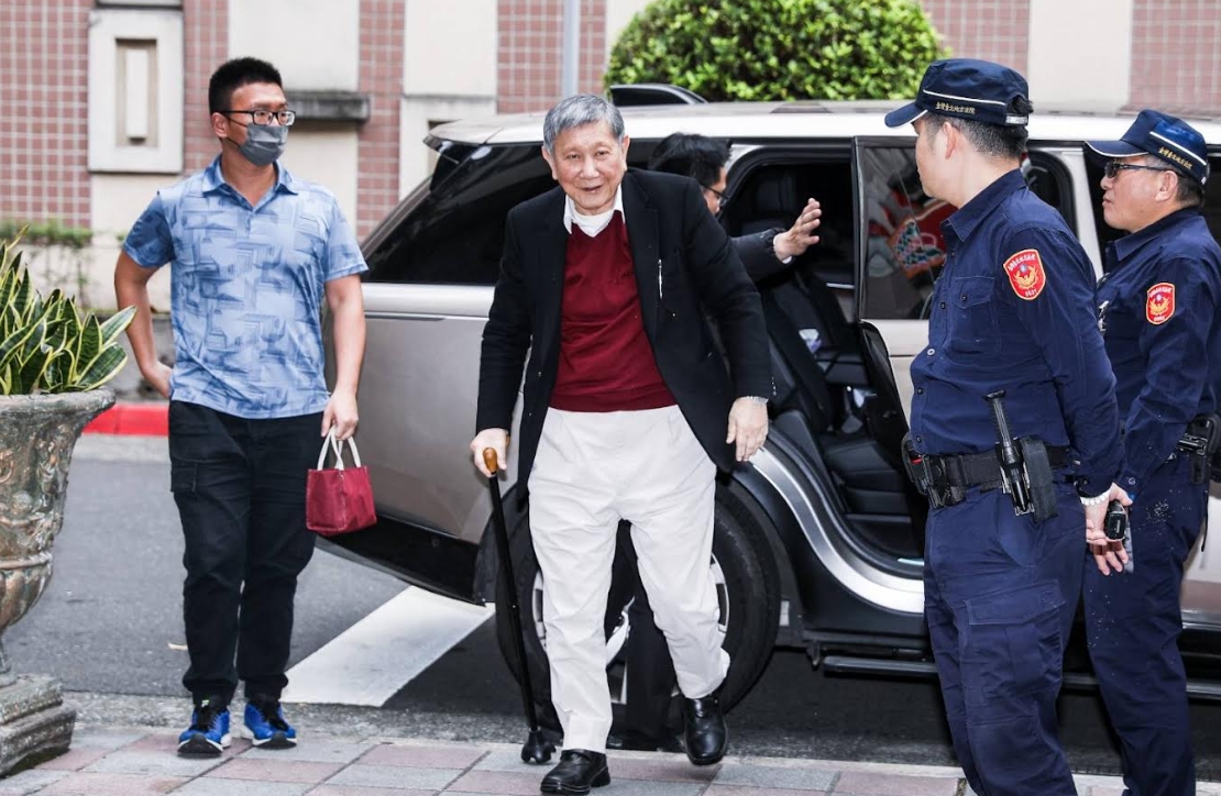 沈慶京進入法院時受到柯文哲的支持者夾道歡迎。。（鏡報鄒保祥）