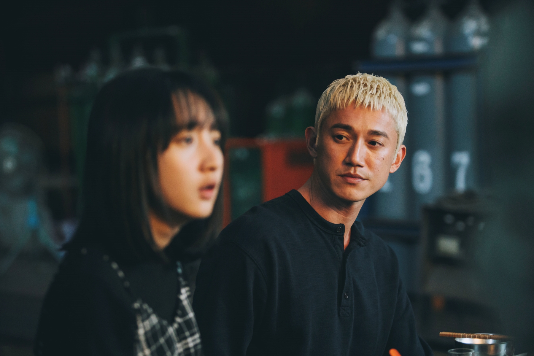 吳慷仁飾演的「金勤」在朝夕相處下對李沐飾演的「娜娜」產生情意。(抓馬文化提供)