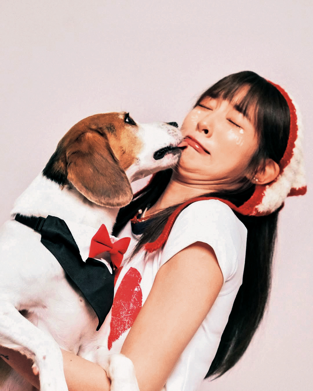 王淨和愛犬勘吉同框，不忘出賣自己的肥下巴，成為另類嬌點。（翻攝自王淨IG）