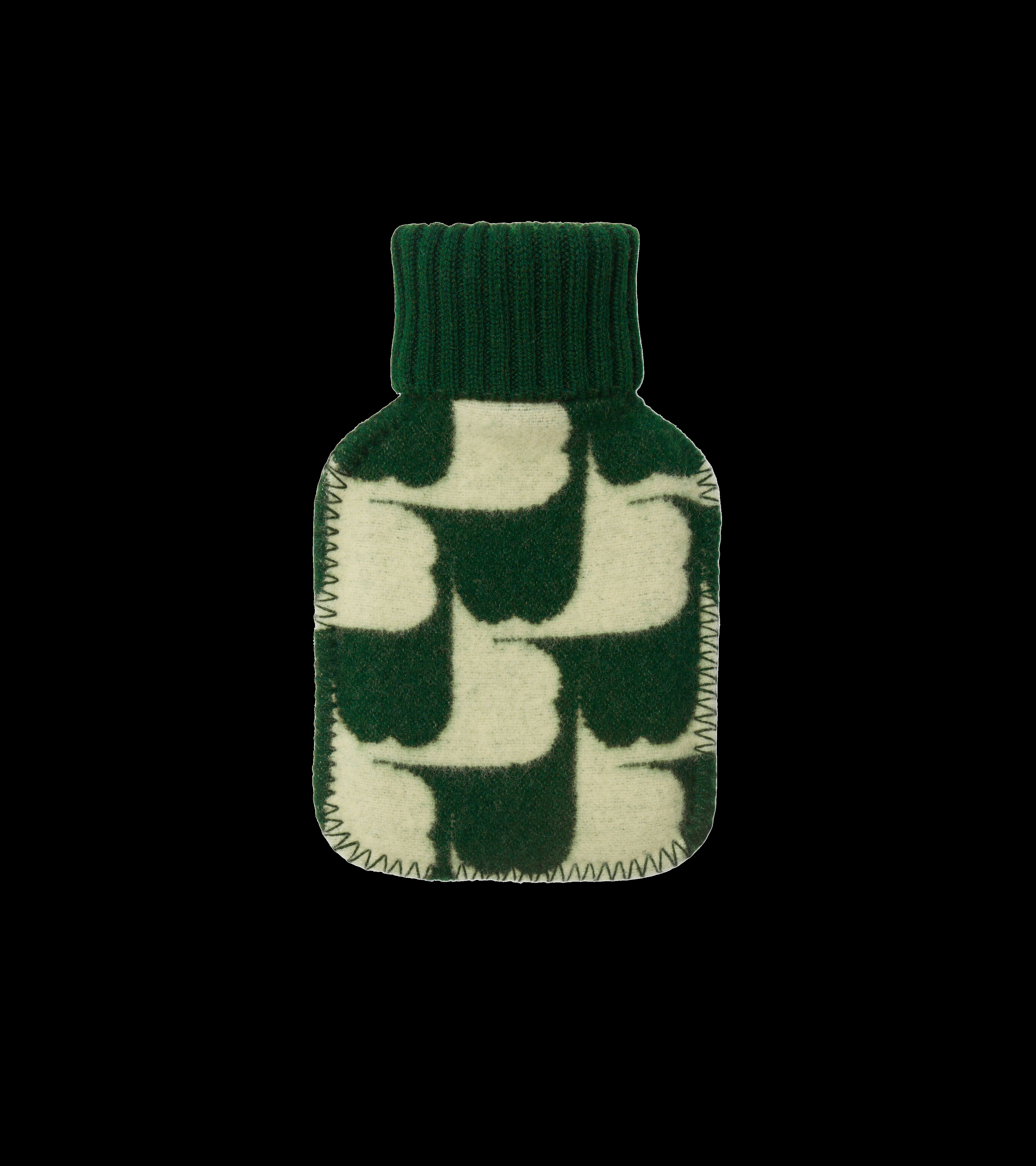獨家膠囊系列常春藤雪酪色B形格紋羊毛熱水袋。NT$13,500(BURBERRY提供)