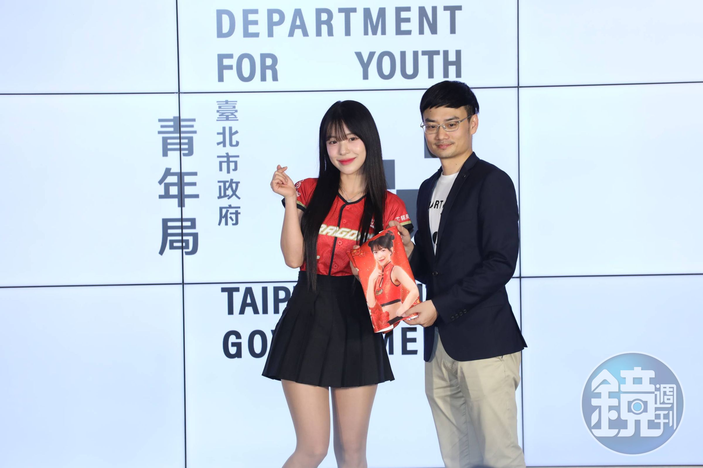 青年局長殷瑋表示,邀請李多慧揭牌的原因,是象徵青年局將與國際打造連結的施政重點。