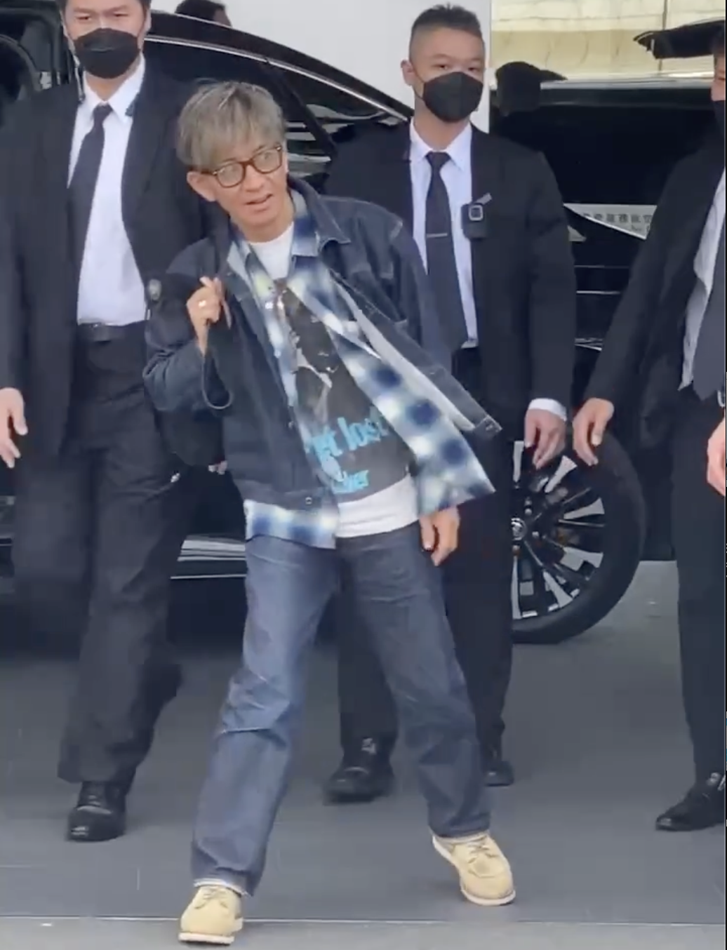 木村拓哉還看一下來送機的粉絲有多少人。(讀者提供)