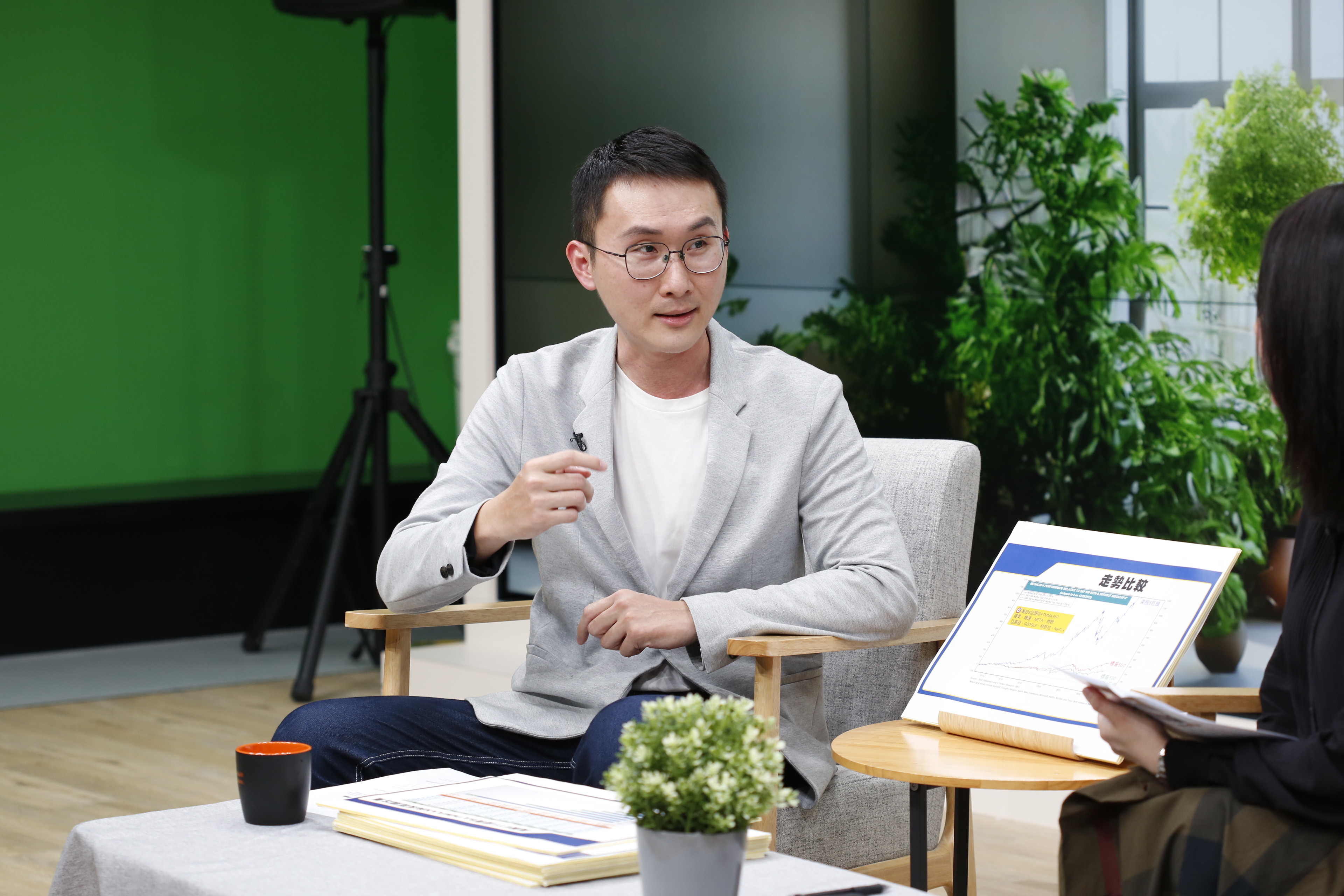 投資達人股添樂建議，震盪行情下可將資金拆成多筆，逢低分批買美股市值型ETF。