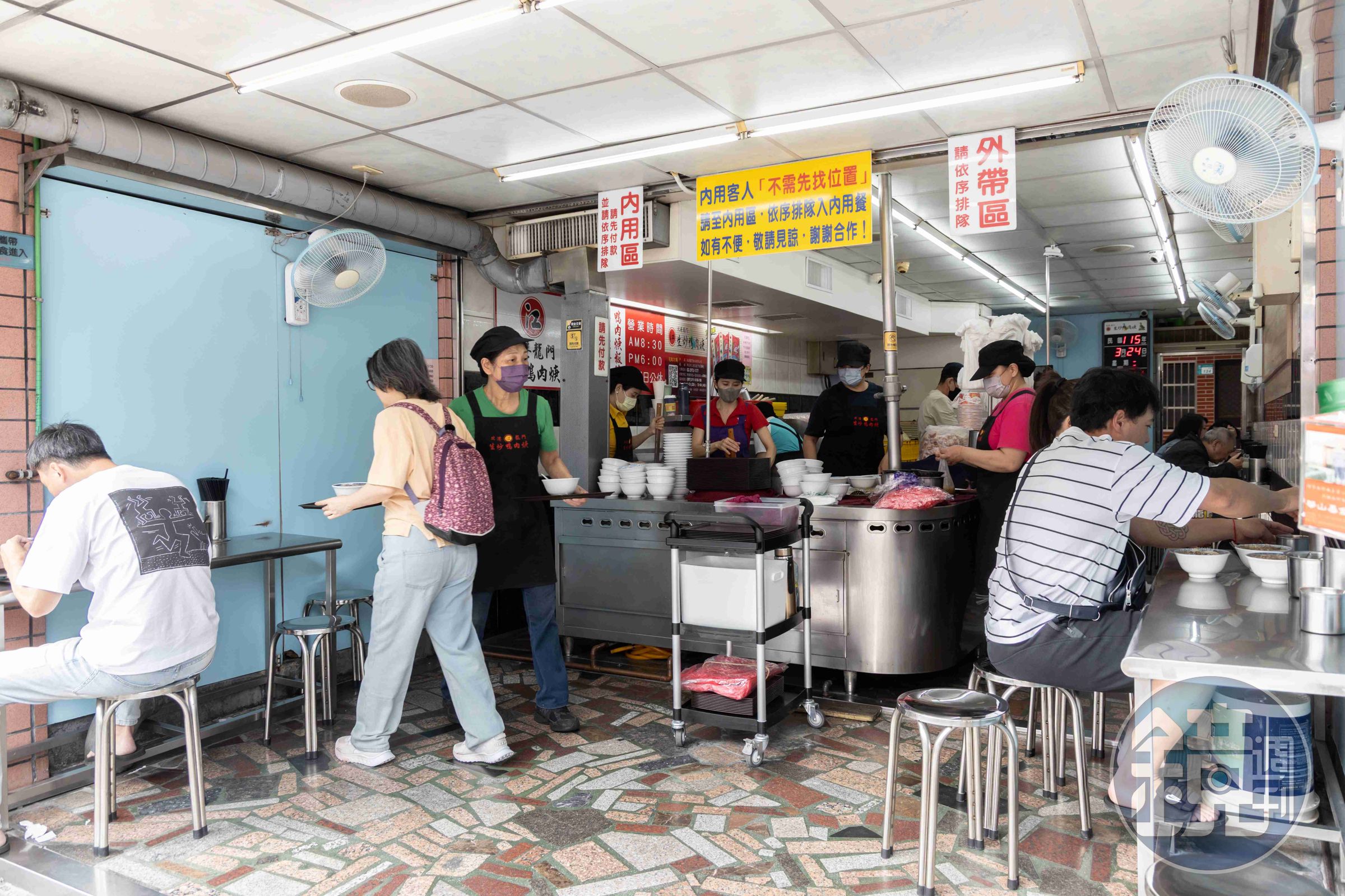 除了狹窄的店頭,穿過店面和一條小巷,還有一個隱藏的用餐空間。