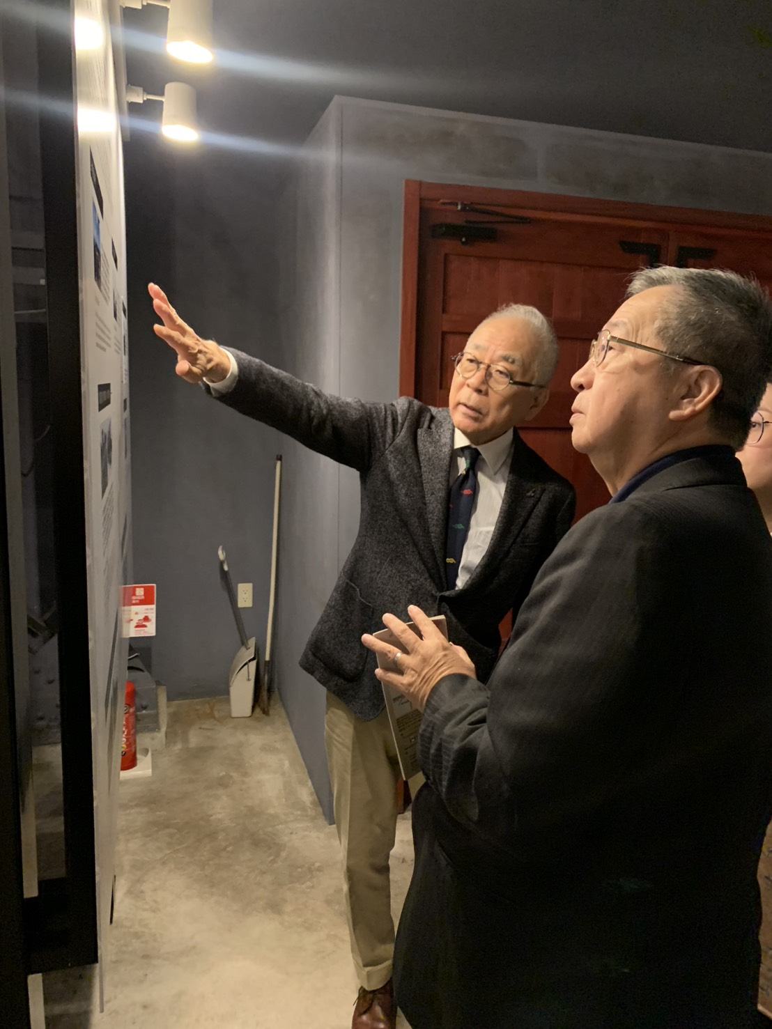 張慶清到訪本坊酒造時，本坊和人社長親自接待，帶他走遍酒廠各個叫落。（清威酒藏提供）