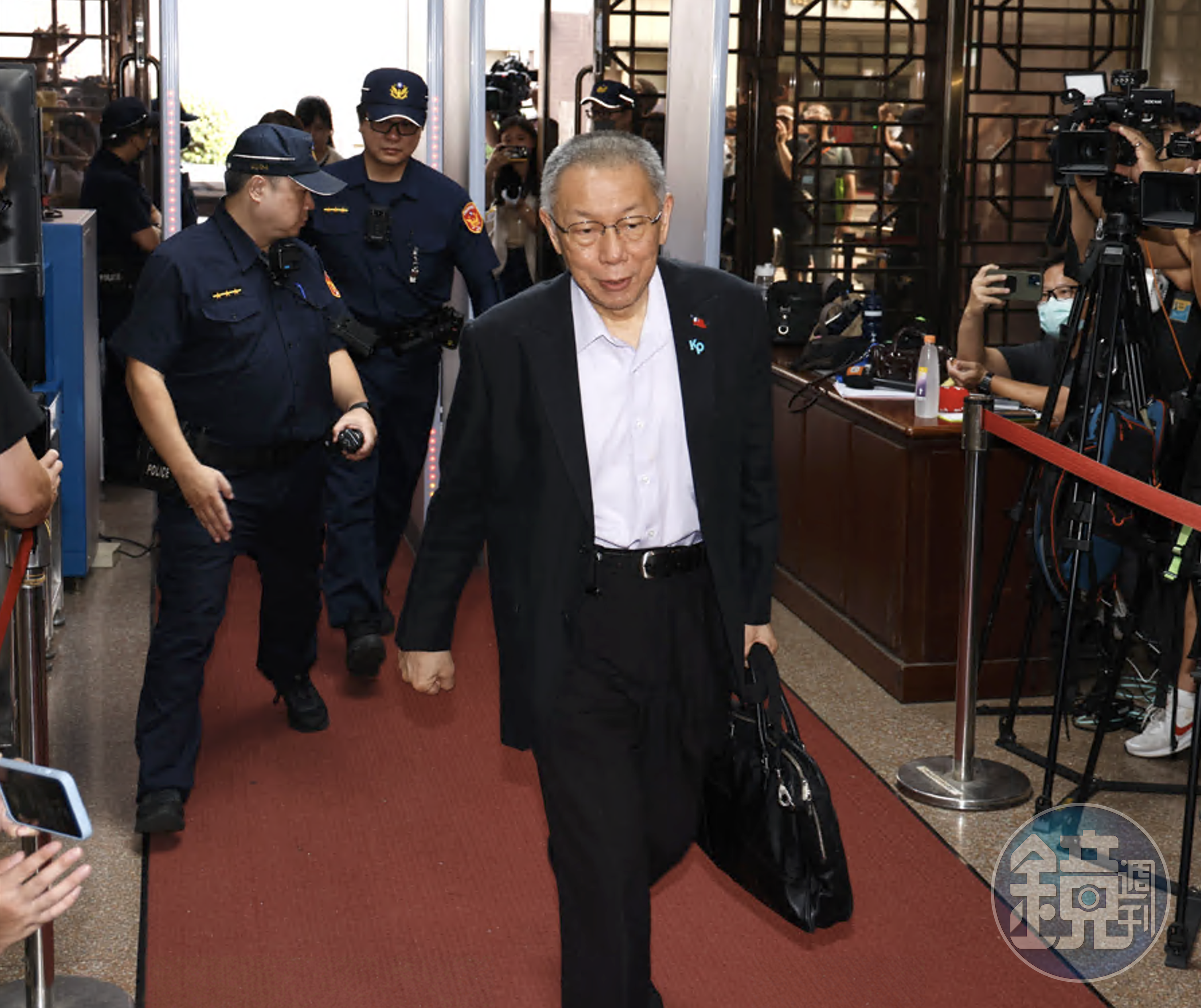 柯文哲出庭針對政治獻金弊案及背信案詰問證人。