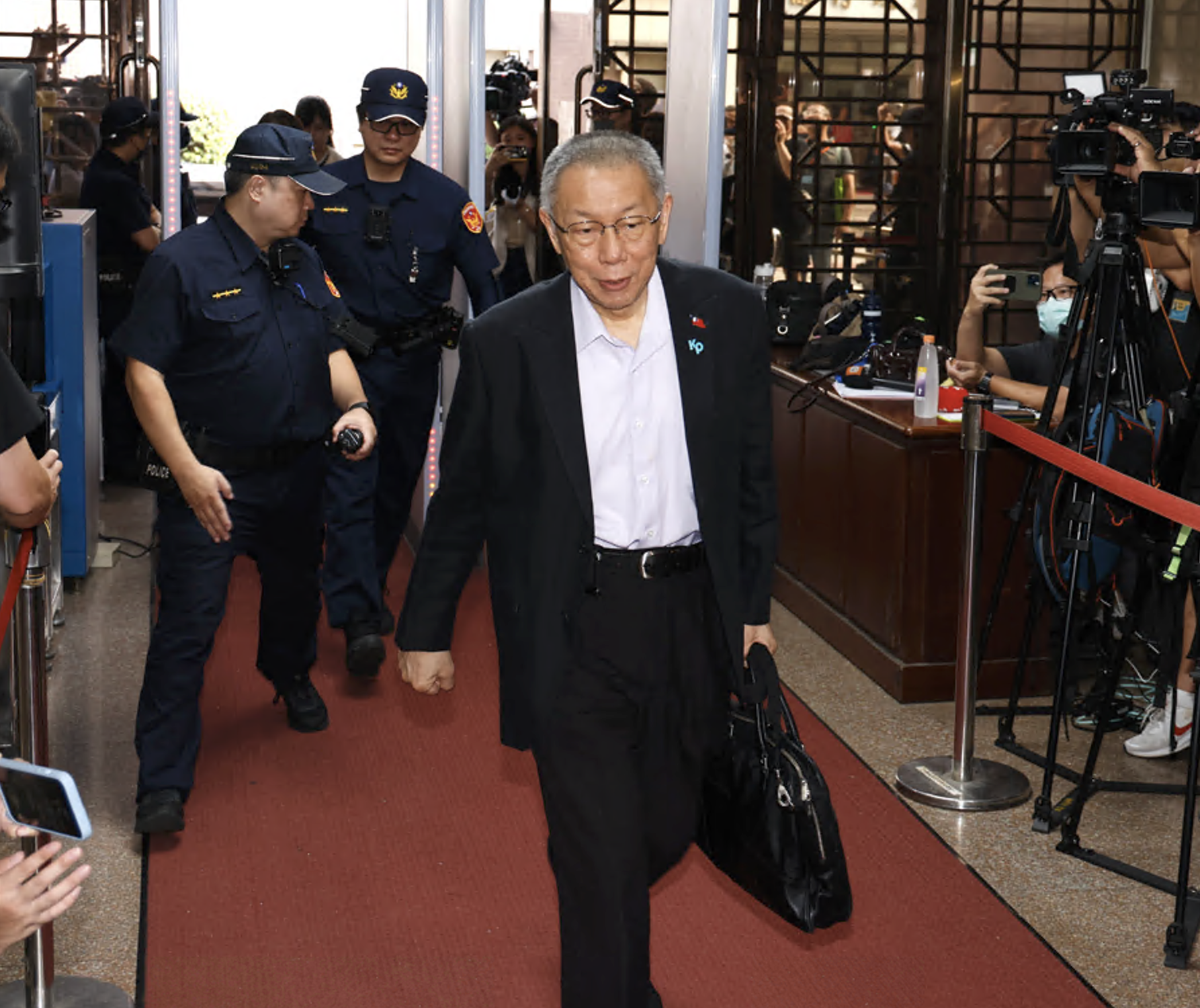 柯文哲出庭針對政治獻金弊案及背信案詰問證人。