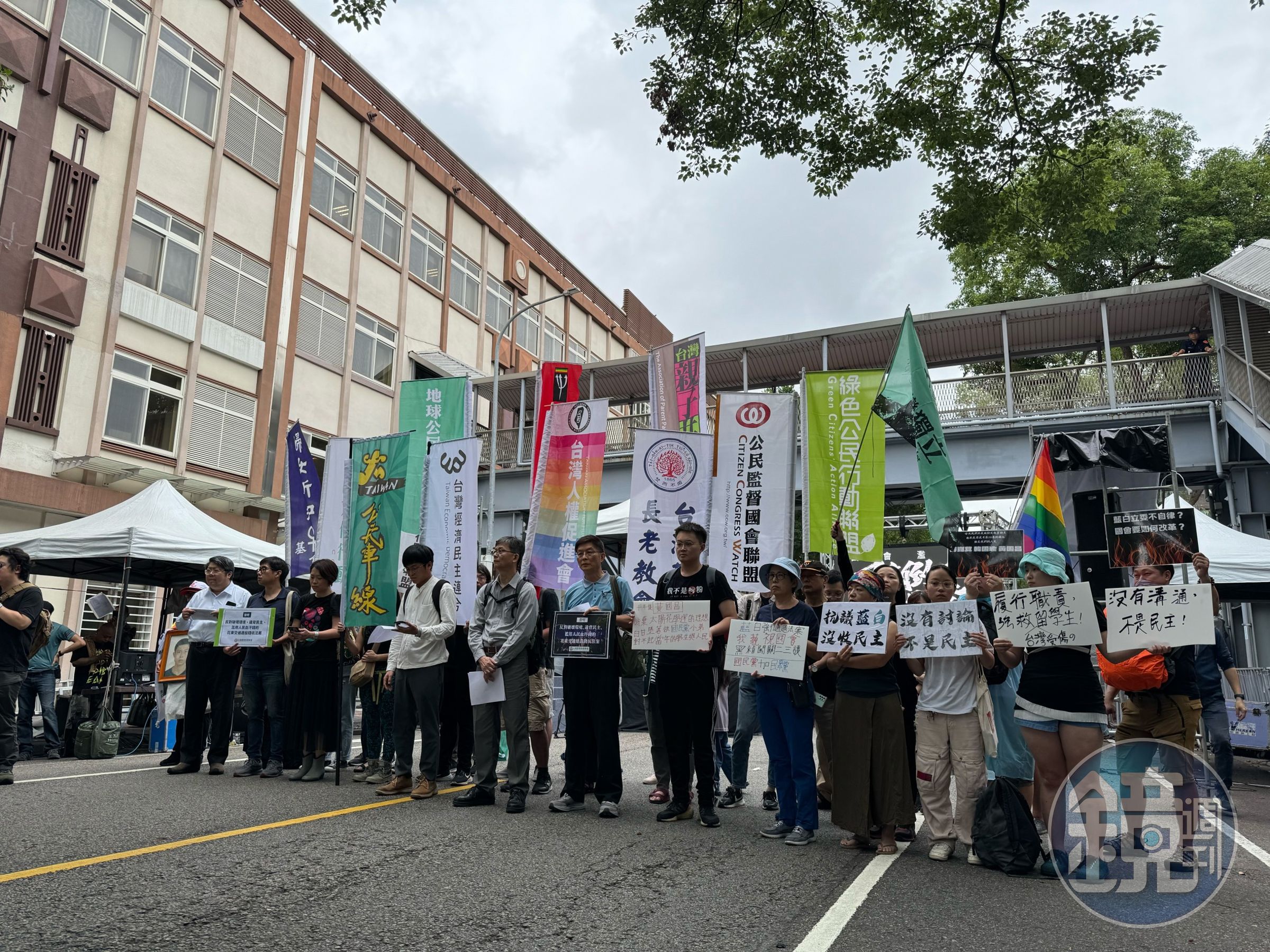 公民團體、政治學生今在青島東路開記者會。