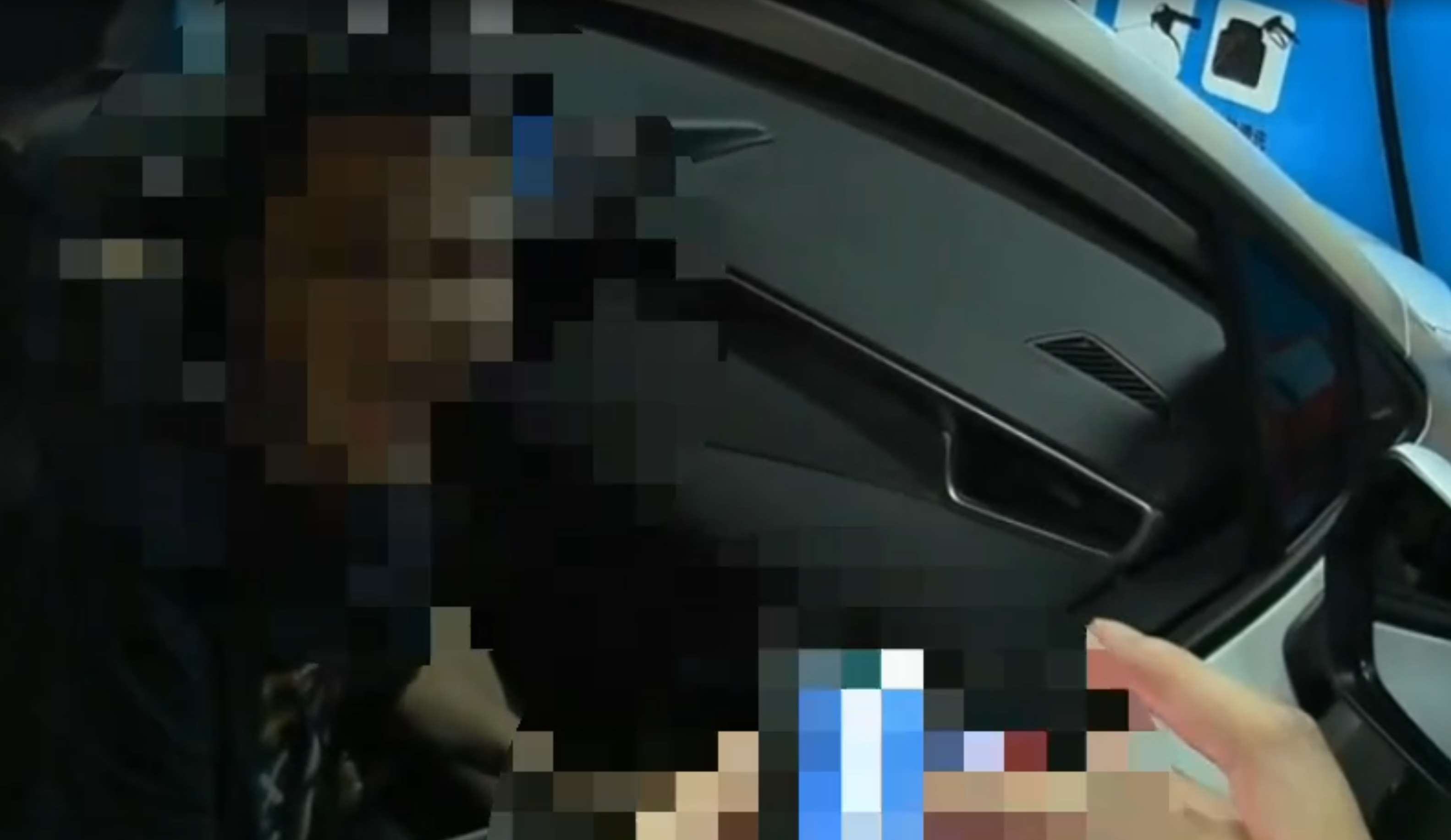 警方發現車內駕駛和副駕的乘客神情茫然，果然在車內搜出「喪屍煙彈」等多項毒品。（翻攝畫面）