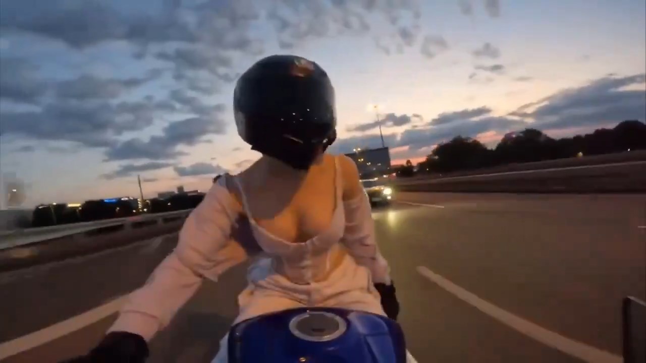 正妹騎重機懂流量密碼，花式「爆奶奶」玩很大！網驚隨時會沒命。（翻自X平台）