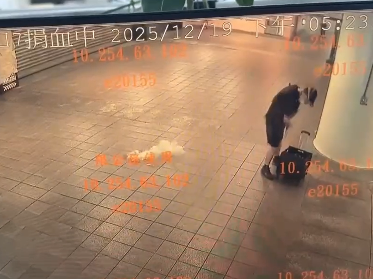張文在北捷M7出口一帶投擲煙霧彈，現場瀰漫煙霧。（翻攝畫面）