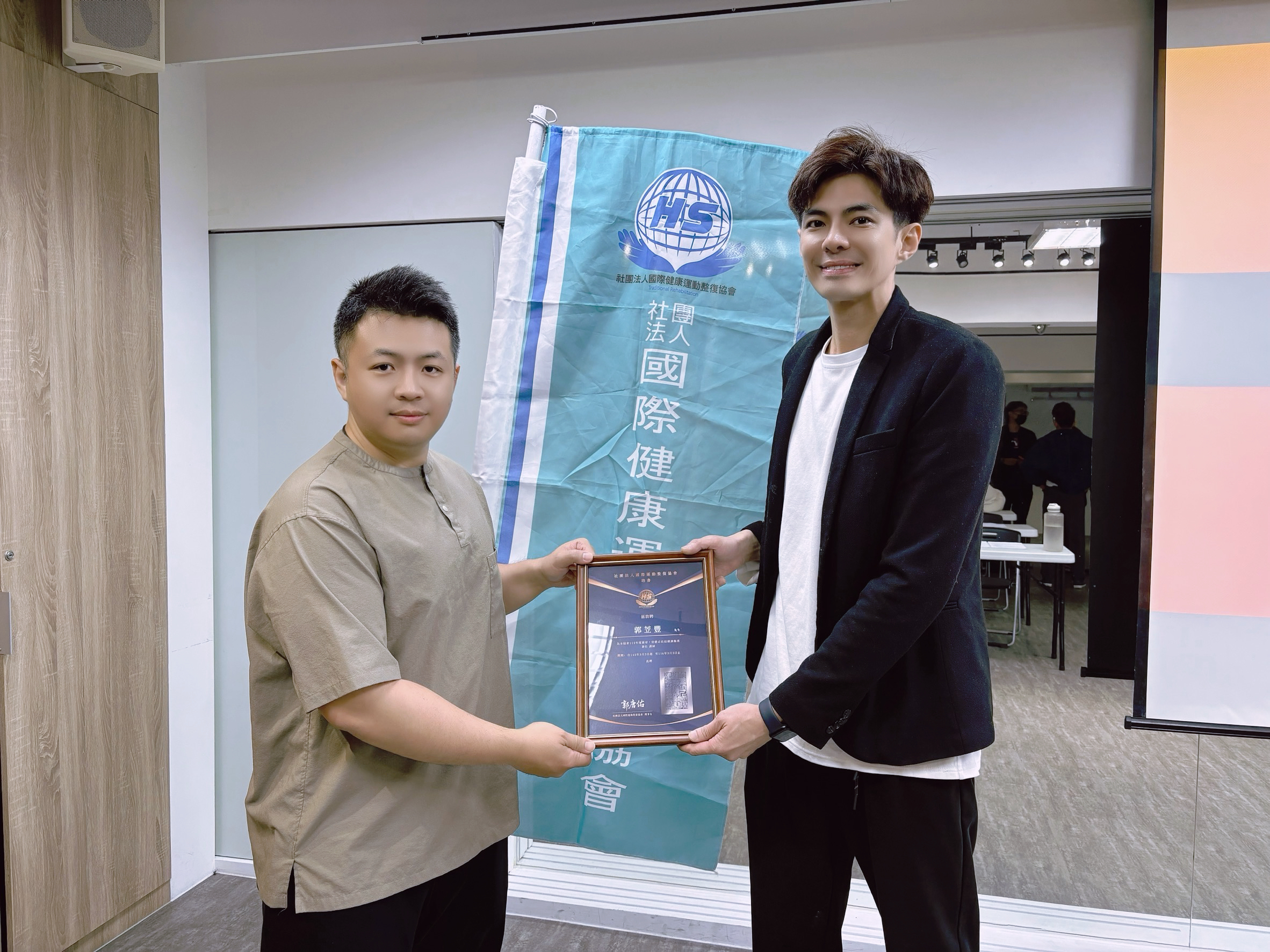 郭唐佑推動整復協會培育人才(左起正骨學講師郭苙豐﹑演員郭唐佑) ( 唐居國際娛樂提供 )