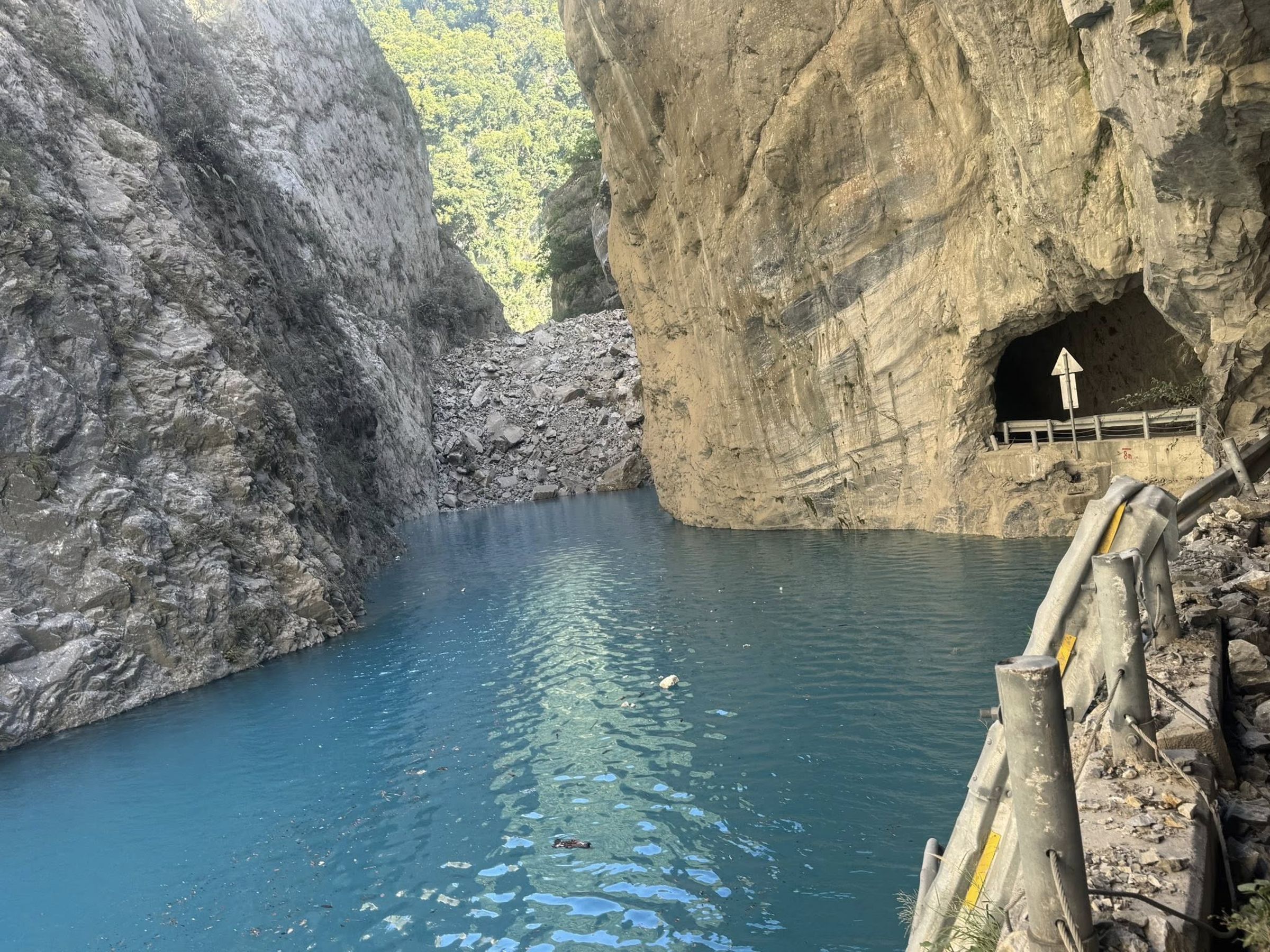 花蓮太魯閣立霧溪燕子口步道發生崩塌形成堰塞湖,昨日水位就已明顯高漲。(太魯閣工務段提供)