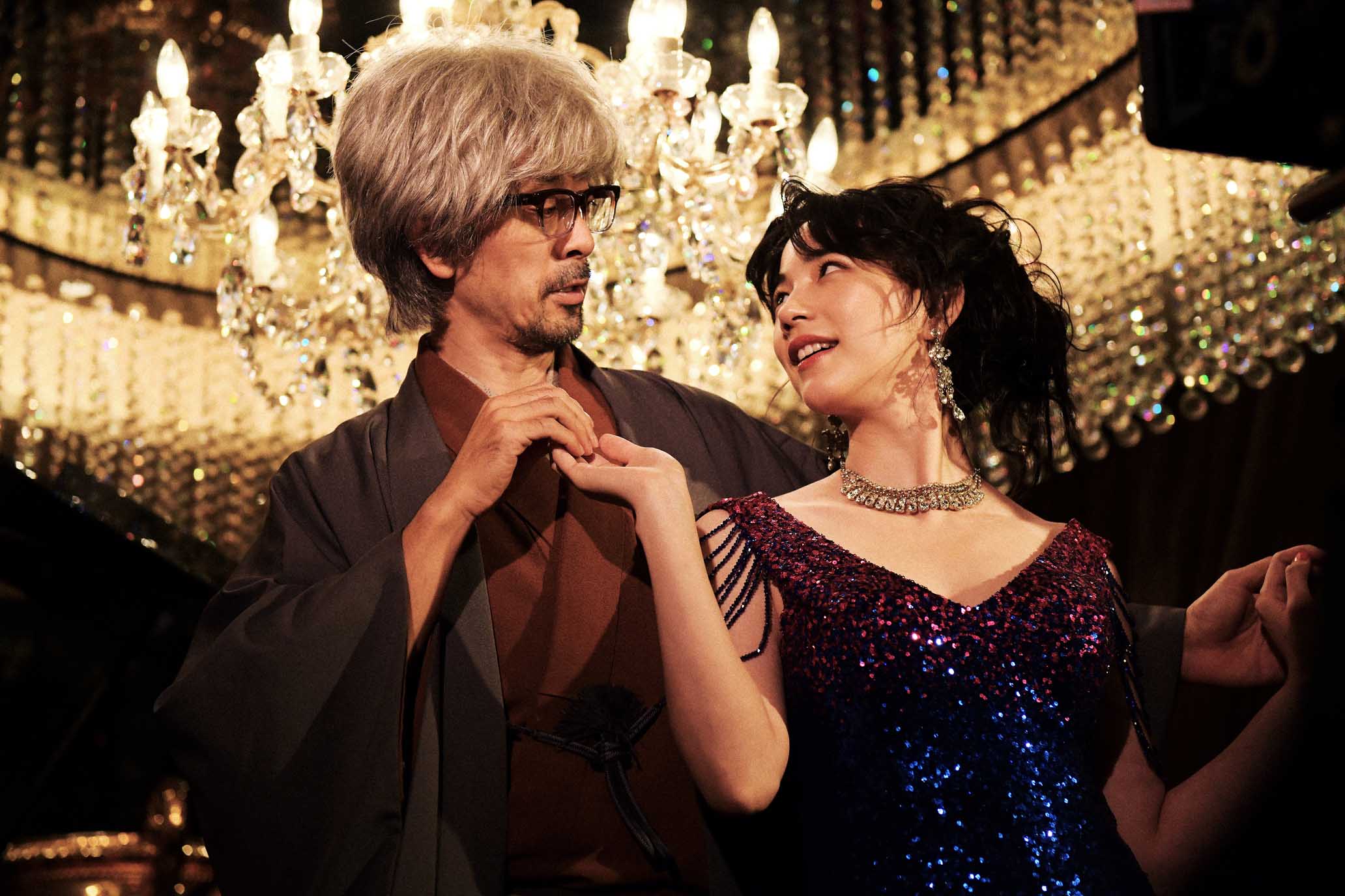 NON(右)以百變造型登場演繹不得志、心懷不滿的情緒化作家。（天馬行空提供）