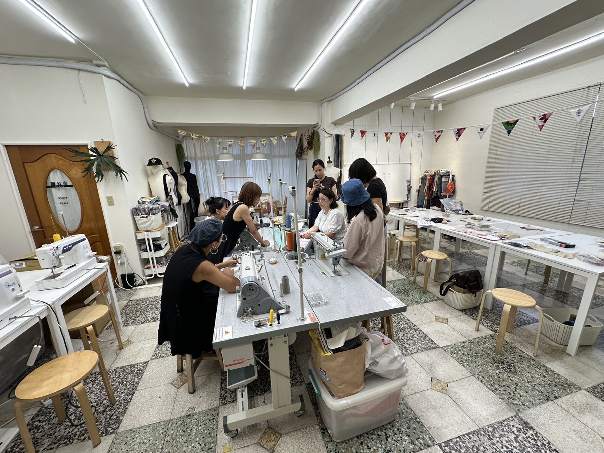 計畫中,工作坊及課程由職人或專業工作者教學,讓民眾學習如何修復及修改舊衣,延長衣物壽命與情感。(信義房屋提供)