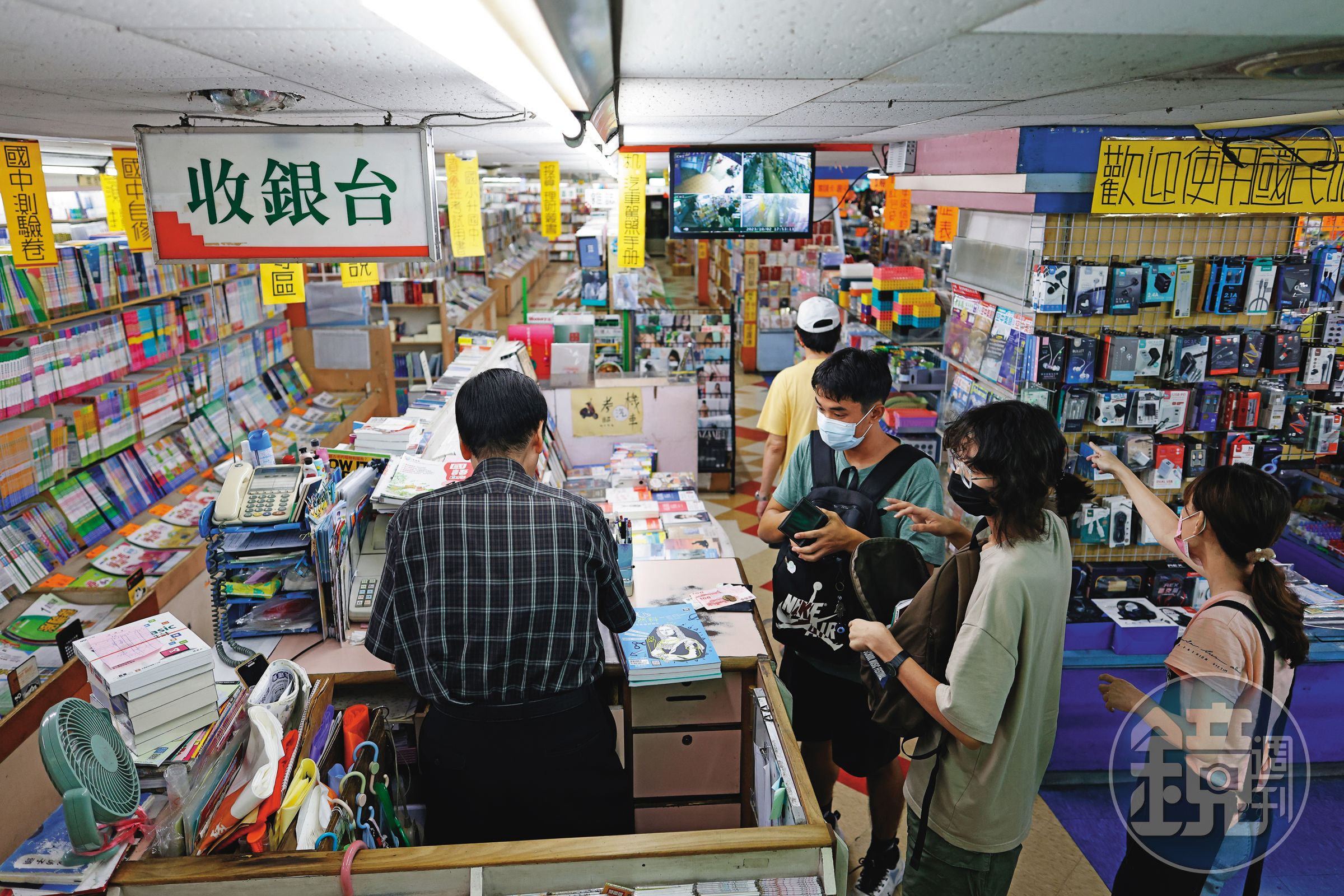 鳳山大書城平日下午客人不斷，幾組是使用文化幣點數放大券的年輕人。老闆張仁飛（左）低調不願上鏡頭。