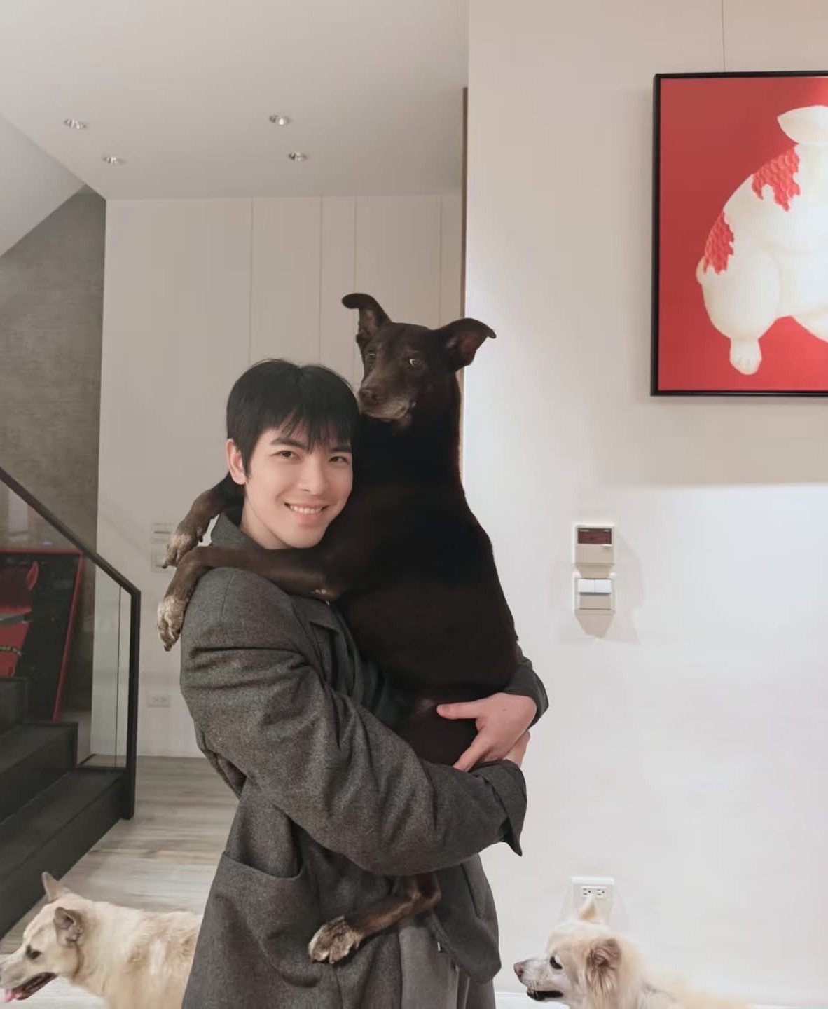 蕭敬騰曬出與愛犬嘎比的合照。（翻攝自蕭敬騰臉書）