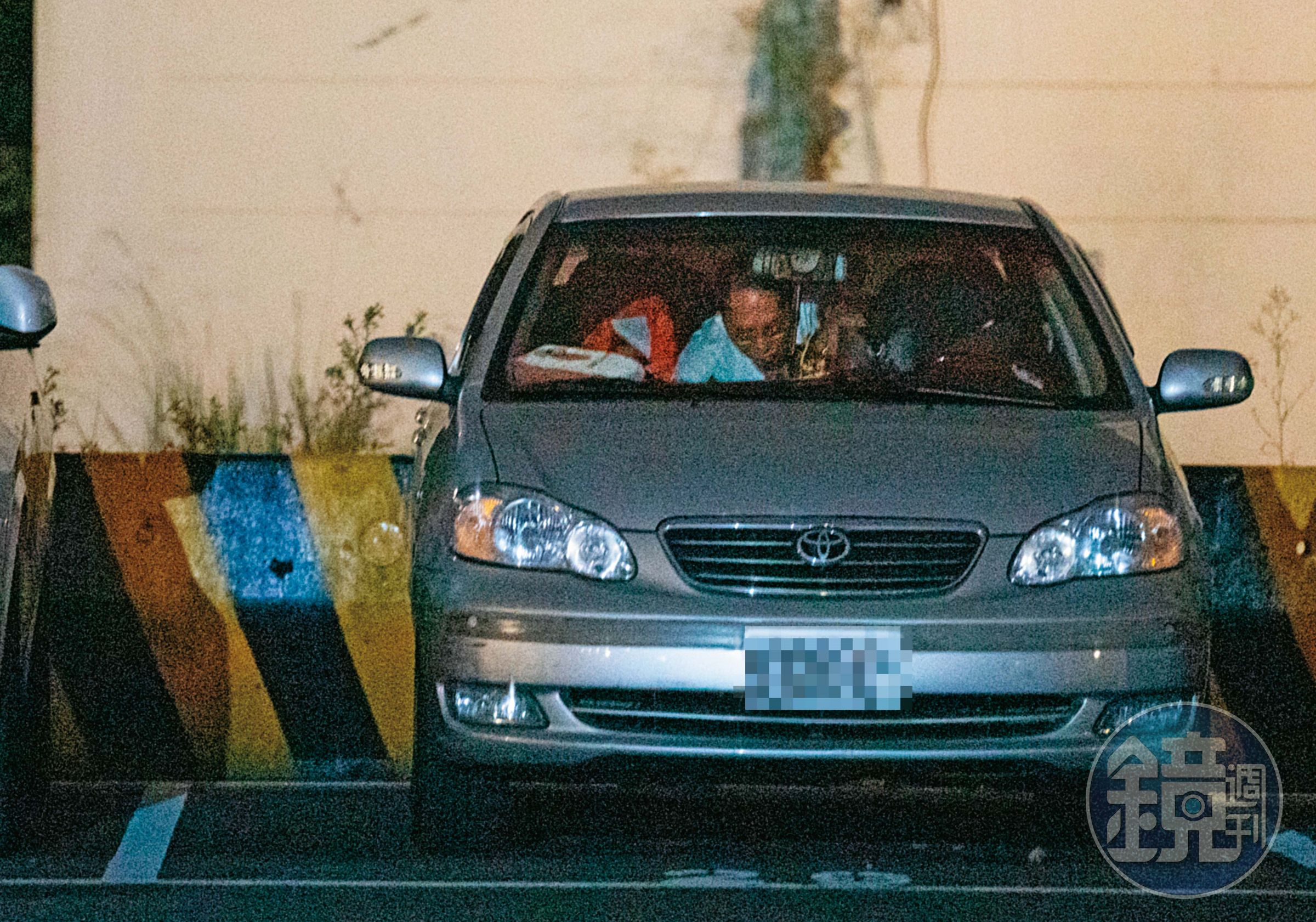 10/30,19:00陳女上車後不久,許朝程從後座爬到前座翻找東西。