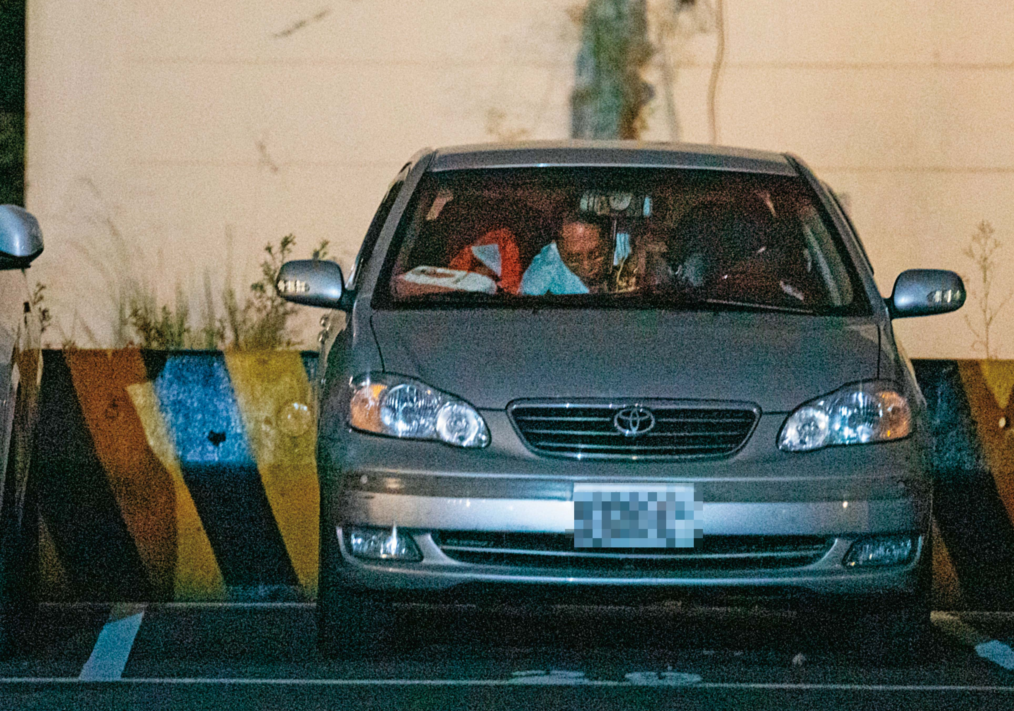 10/30,19:00陳女上車後不久,許朝程從後座爬到前座翻找東西。
