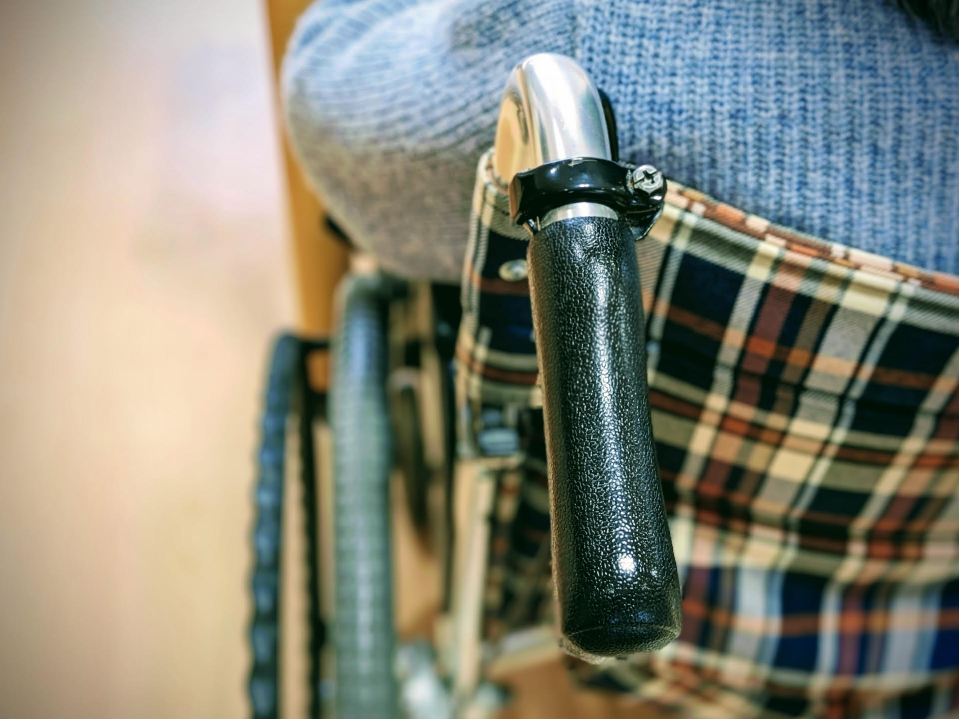 李姓女照服員涉嫌強行替長照中心阿公打手槍，同時開直播賺取分潤獎金。（示意圖，photoAC）