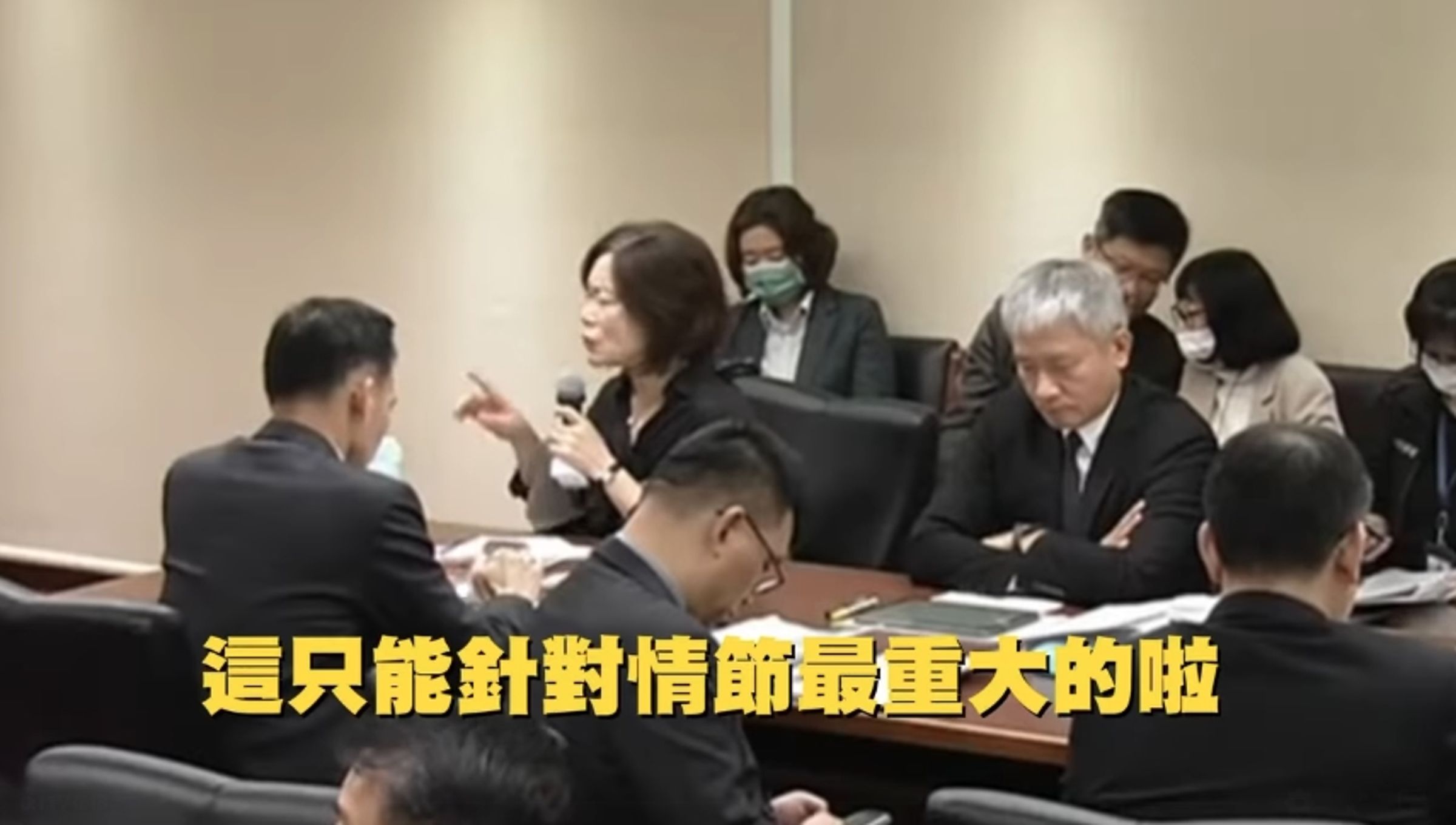 勞動部甚至長何佩珊驚句連發,就連自家立委也看不下去。(翻攝自黃捷臉書)