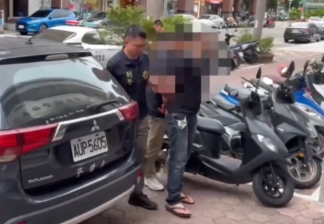 在竹南郵局砍死外包司機的劉姓男子，犯案前曾在郵局外揮刀叫囂。（翻攝畫面）