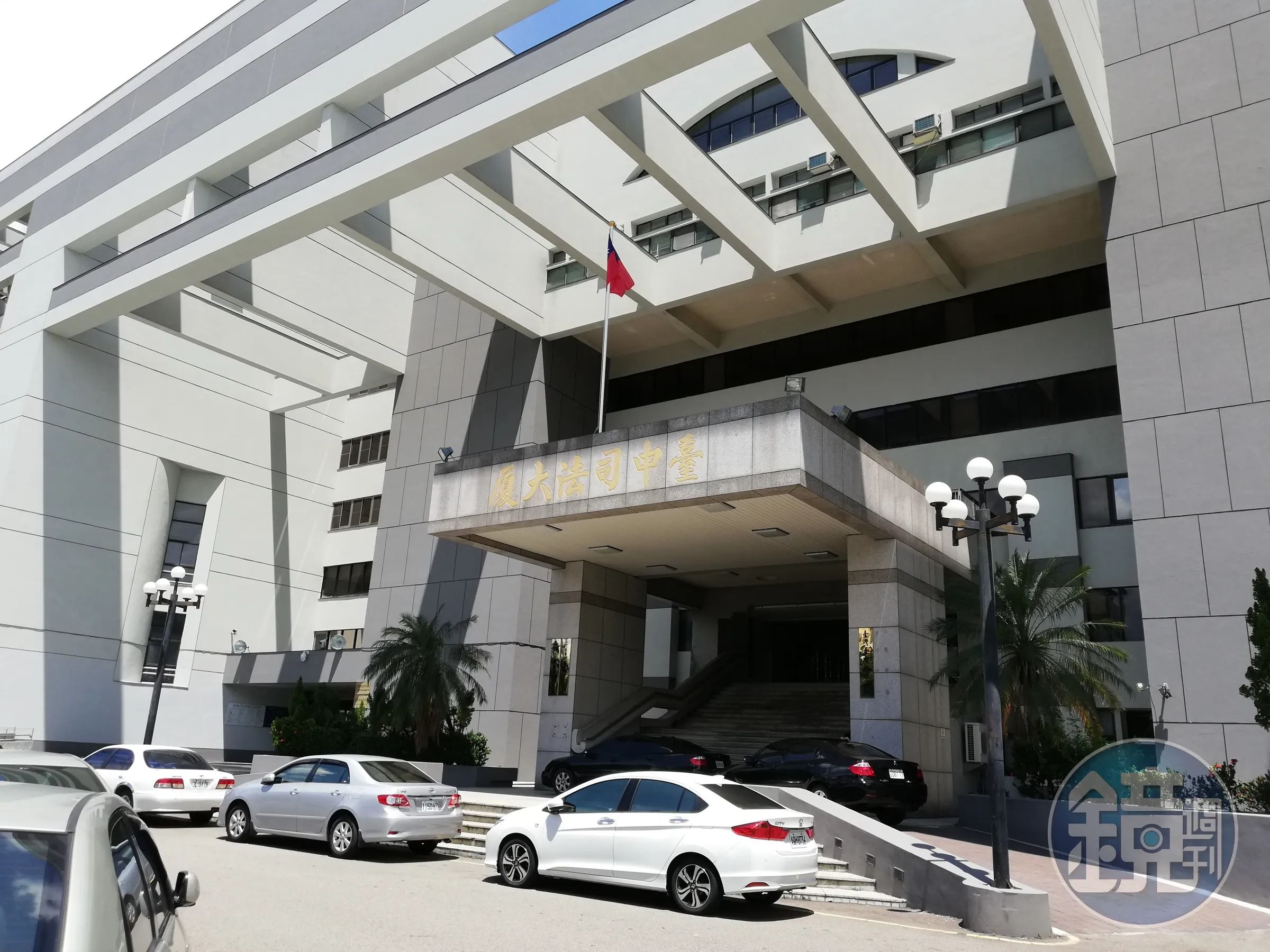 台中一名女騎士3年前行經大里區路段時摔落路上一大坑洞致重傷,向大里區公所提出國家賠償891萬餘元。(本刊資料照)