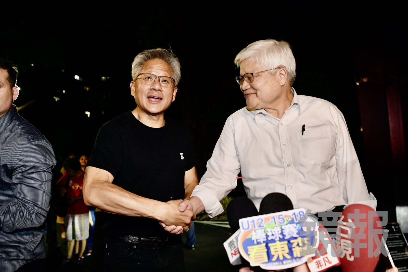 黃仁勳今將搭私人專機來台,首站到台南台積電參訪3奈米廠,預計明將在台積電運動會和魏哲家同台。圖為今年8月黃、魏在台北餐敘。(鏡報李智為)