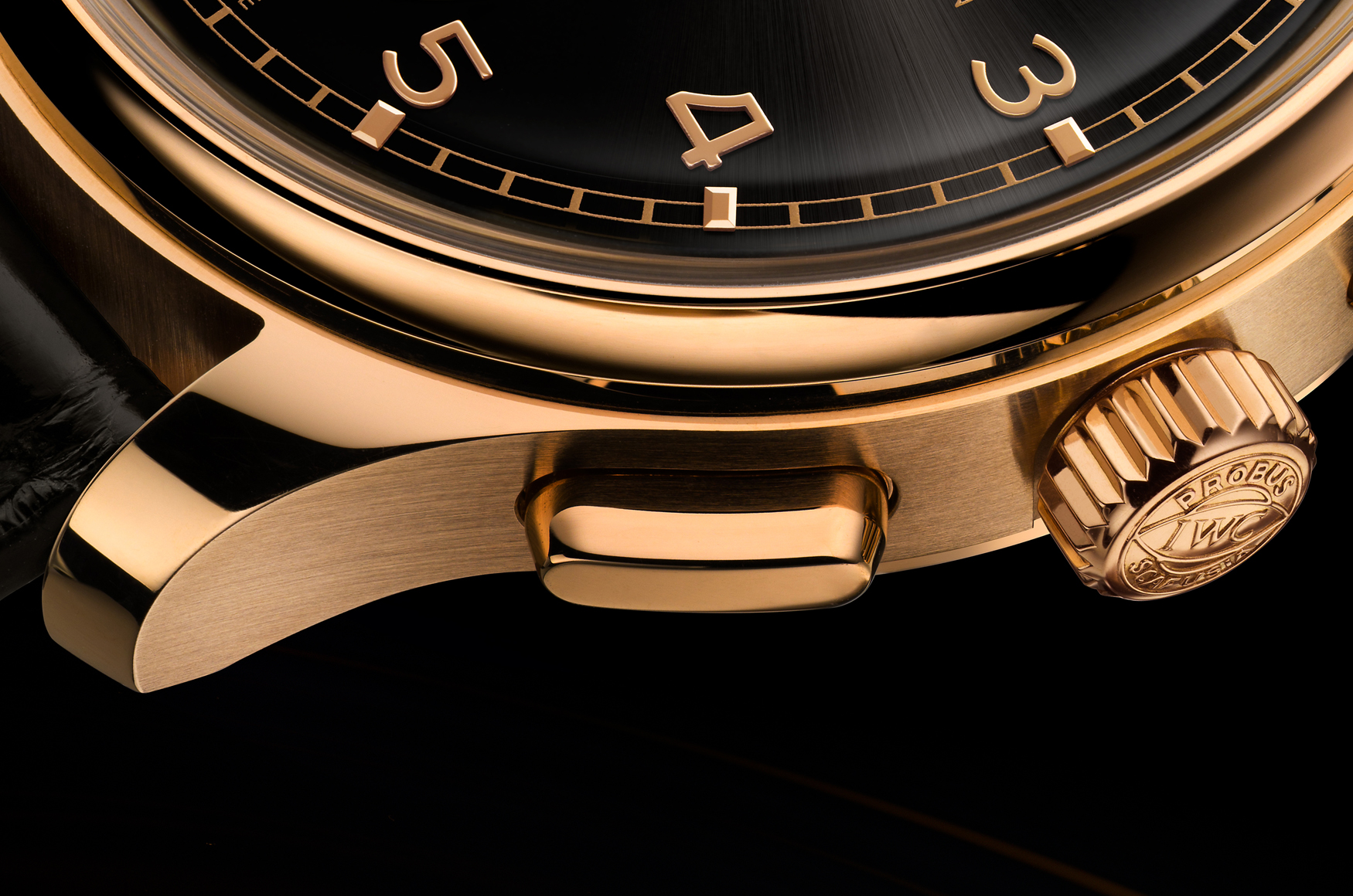 全錶採用高硬度 18K Armor Gold® 製成,兼具紅金質感與實用性,提升整體結構耐久性。