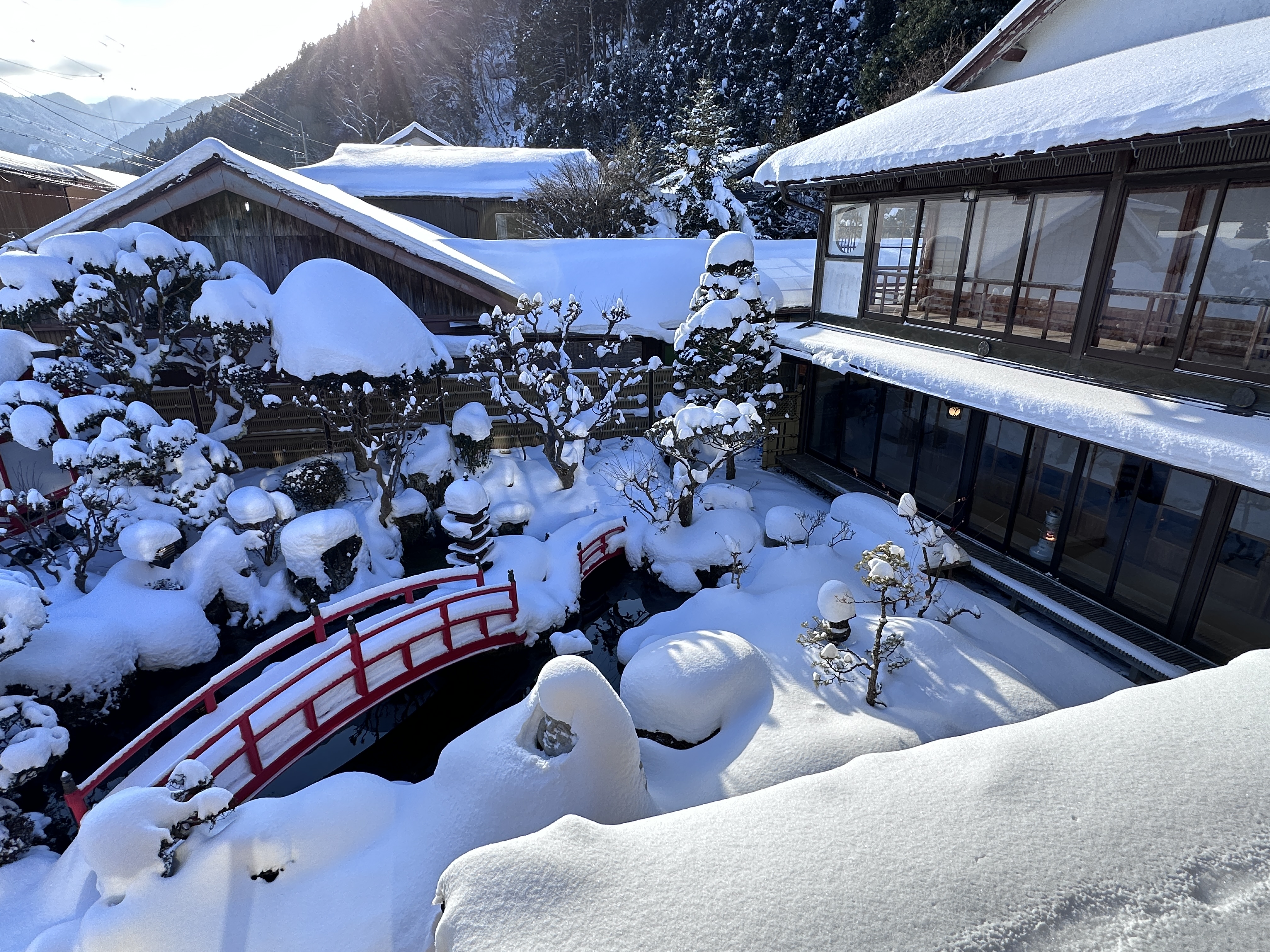 洞川溫泉百年溫泉旅館「光綠園西清日式旅館」，冬日被白雪覆蓋就像童話中的夢幻場景。