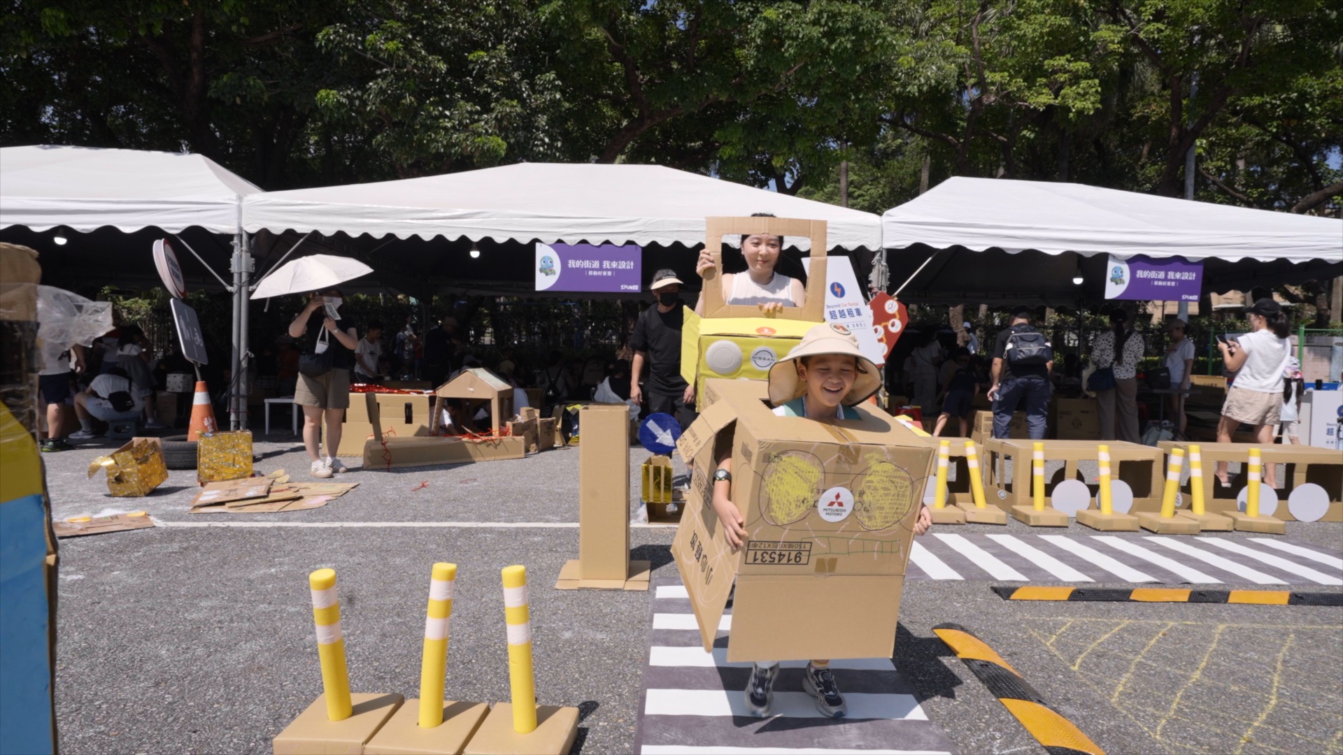 孩子親手打造紙箱車,再開上自己設計的道路,從遊戲中學習與行人及其他用路人安全共處,也把友善移動的概念玩進日常。