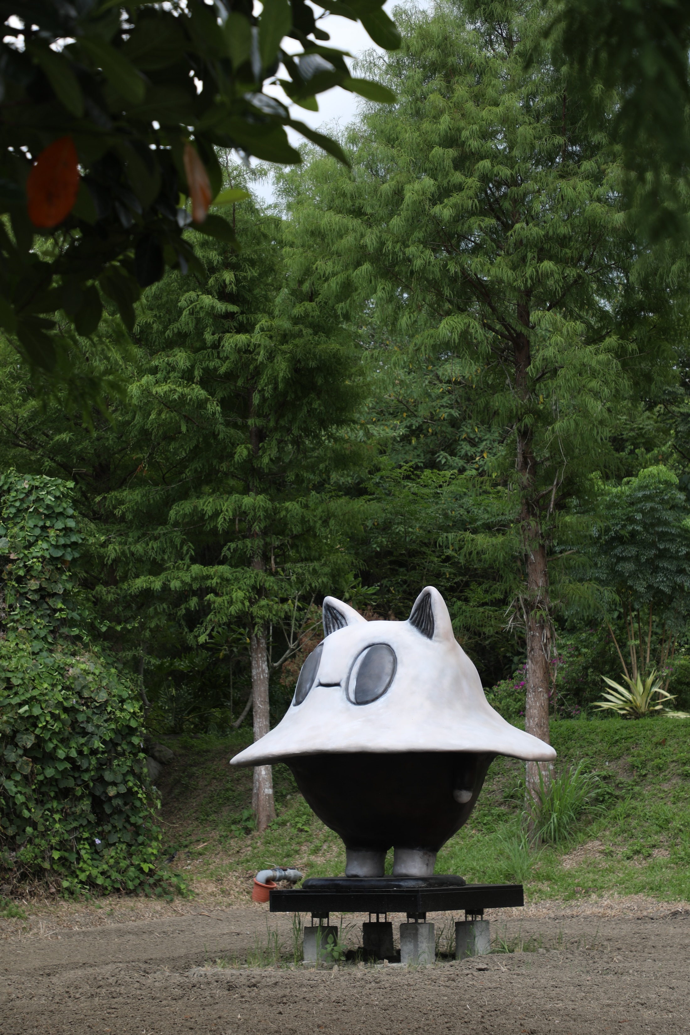 池上田野間，造型如飛碟般的《飛天貓》從稻田探出頭，以看似醜怪卻療癒的模樣，提醒人們換個角度看待生命的不完美。