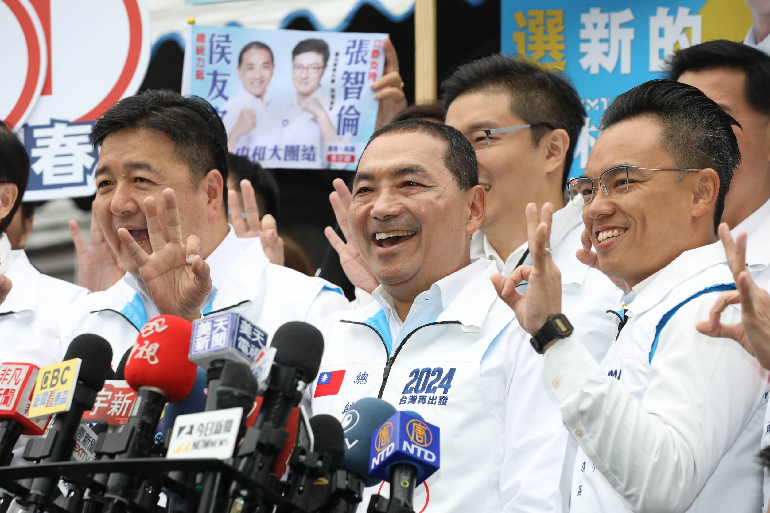 侯友宜今陪同陪新北立委進行號次抽籤，被問及兩岸關係，強調「雞蛋不能放在同一個籃子」。