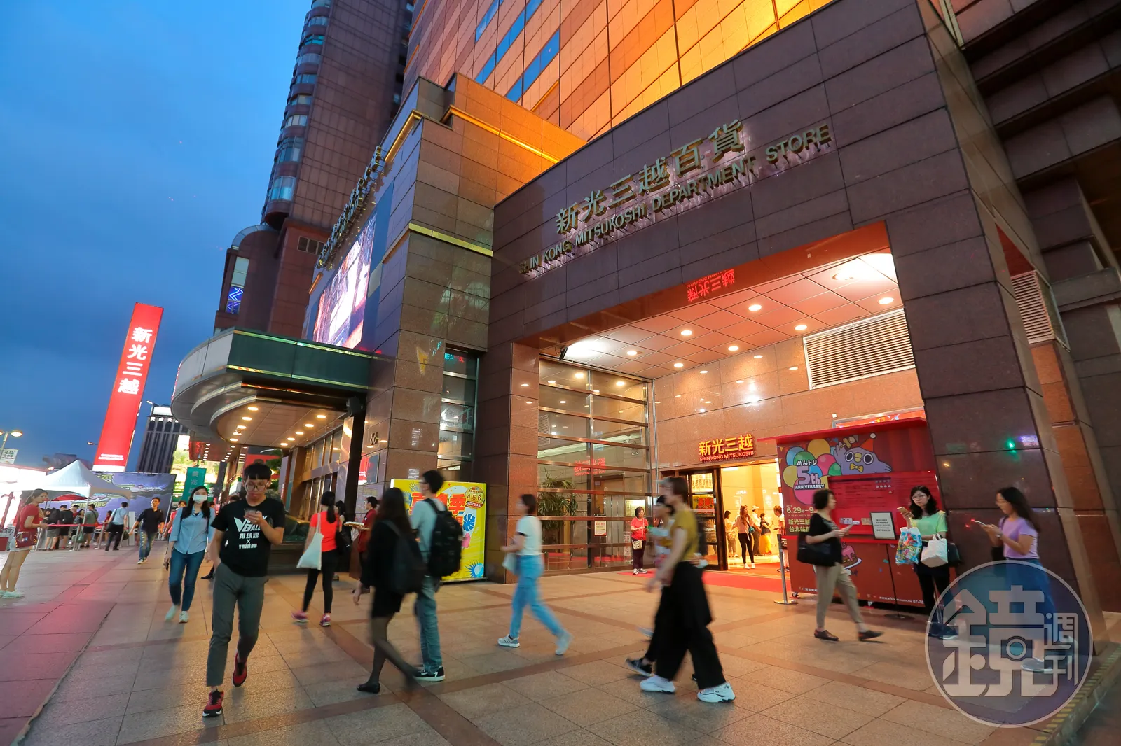 因應凱米颱風來襲，各百貨公司商場陸續公布今（25日）營業時間異動。（本刊資料照）