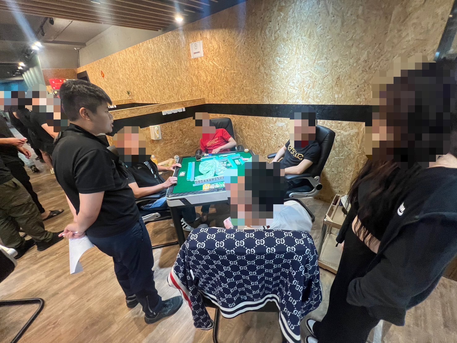 三重警方破獲棋牌社掛羊頭賣狗肉，暗中經營賭場。（警方提供）