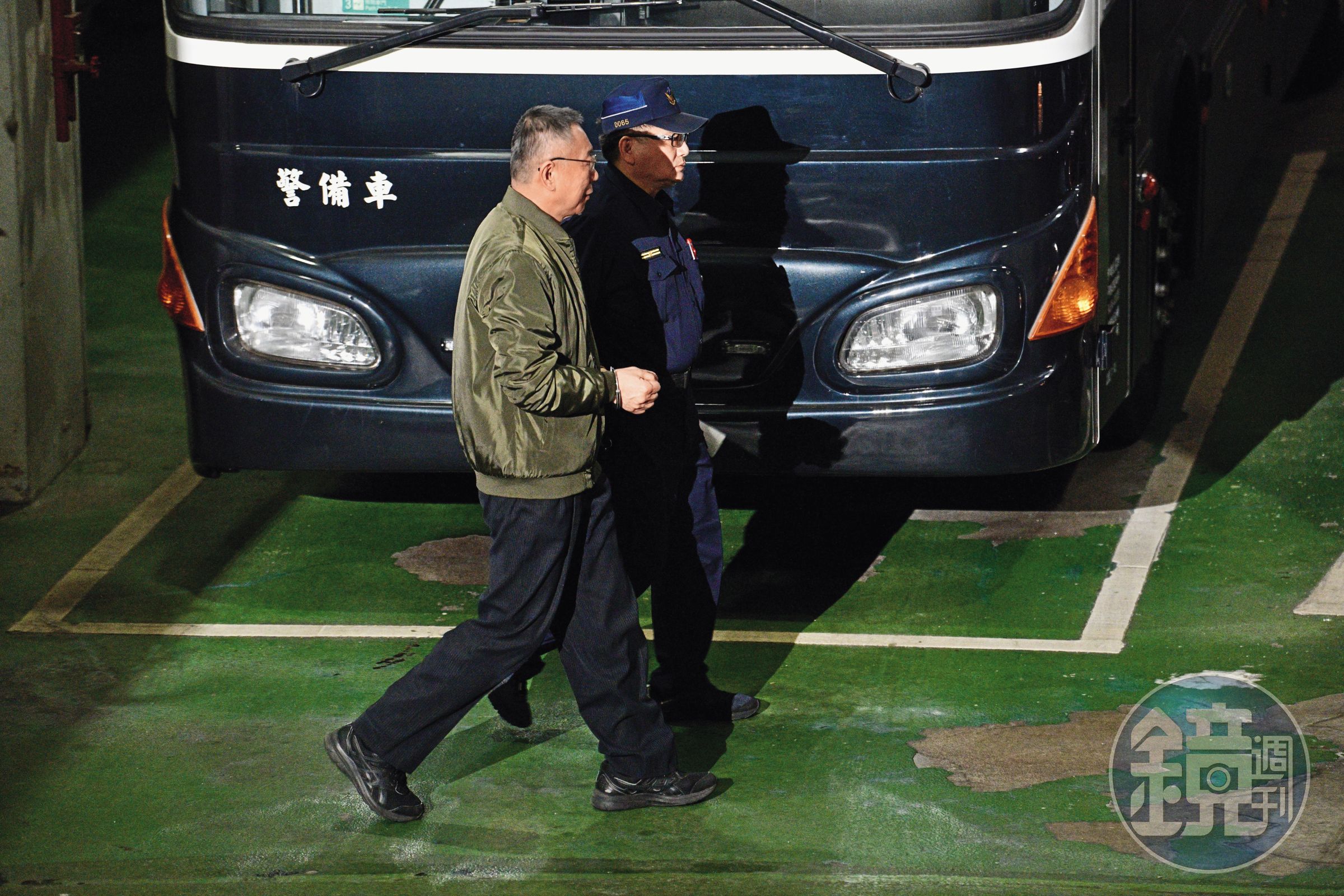 柯文哲(左)預計在3月20日出庭受審。