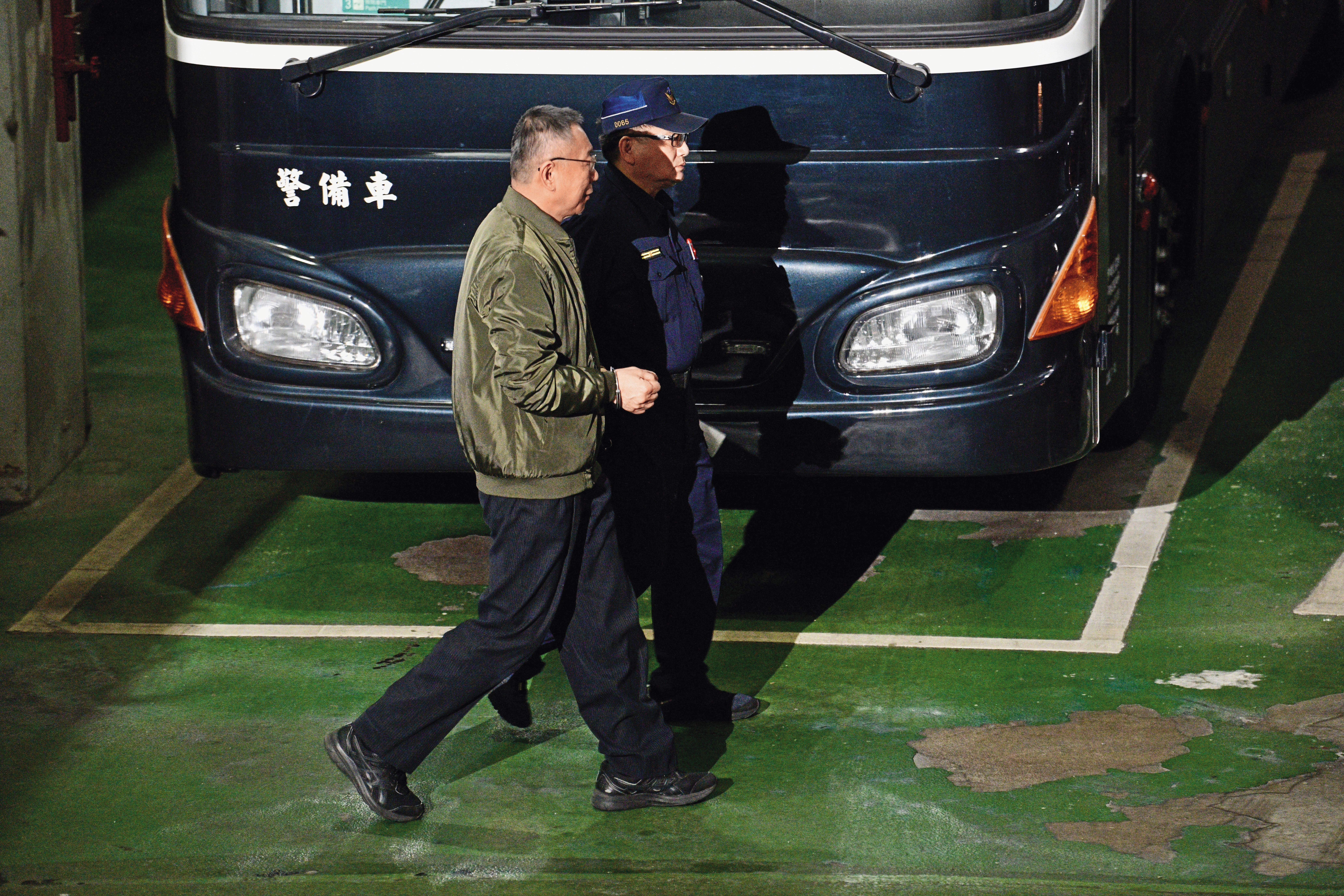 柯文哲（左）預計在3月20日出庭受審。