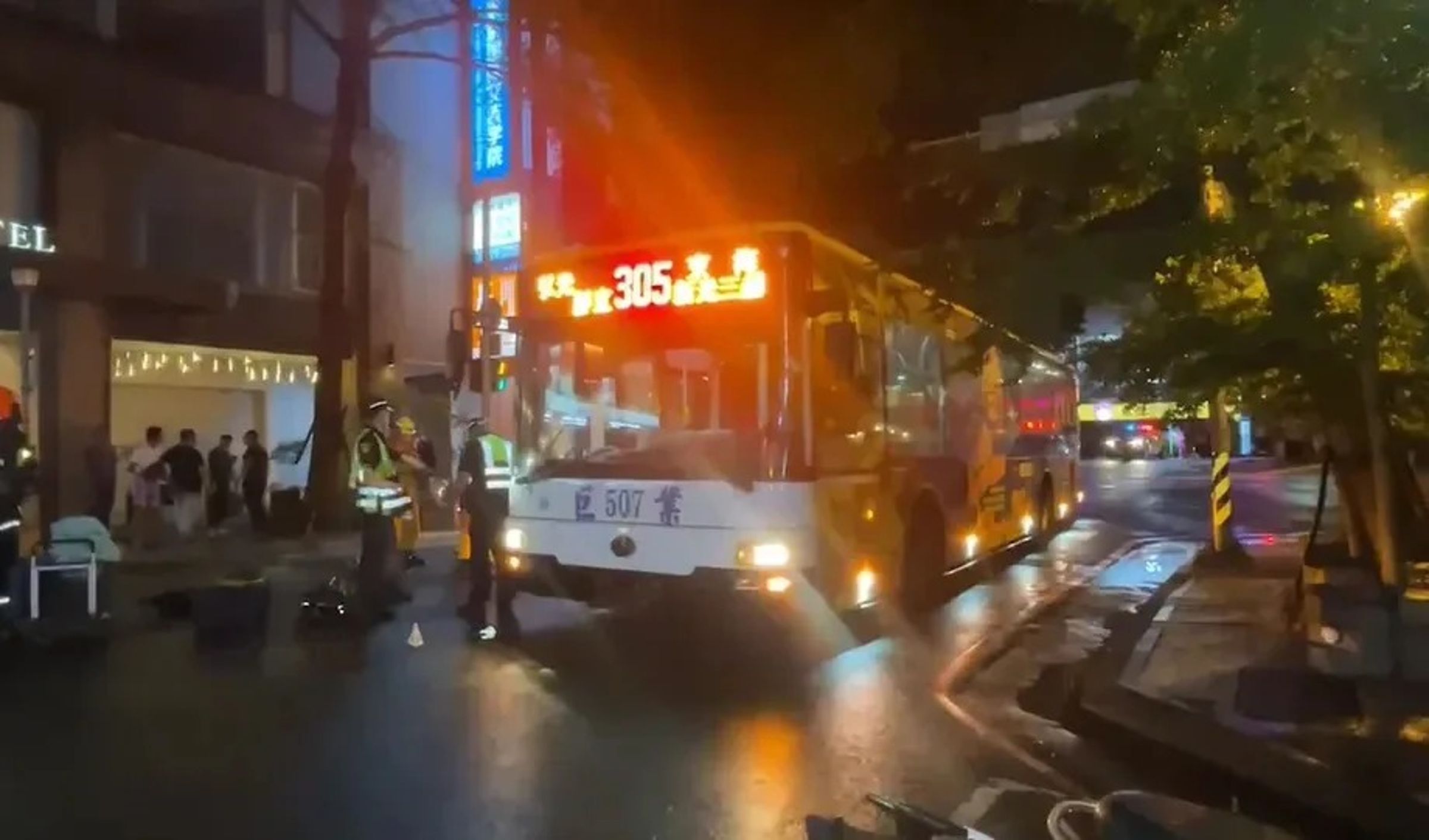 東海大學2名女學生昨晚步行跨越行人穿越道遭客運撞上,釀1死1傷。(翻攝畫面)