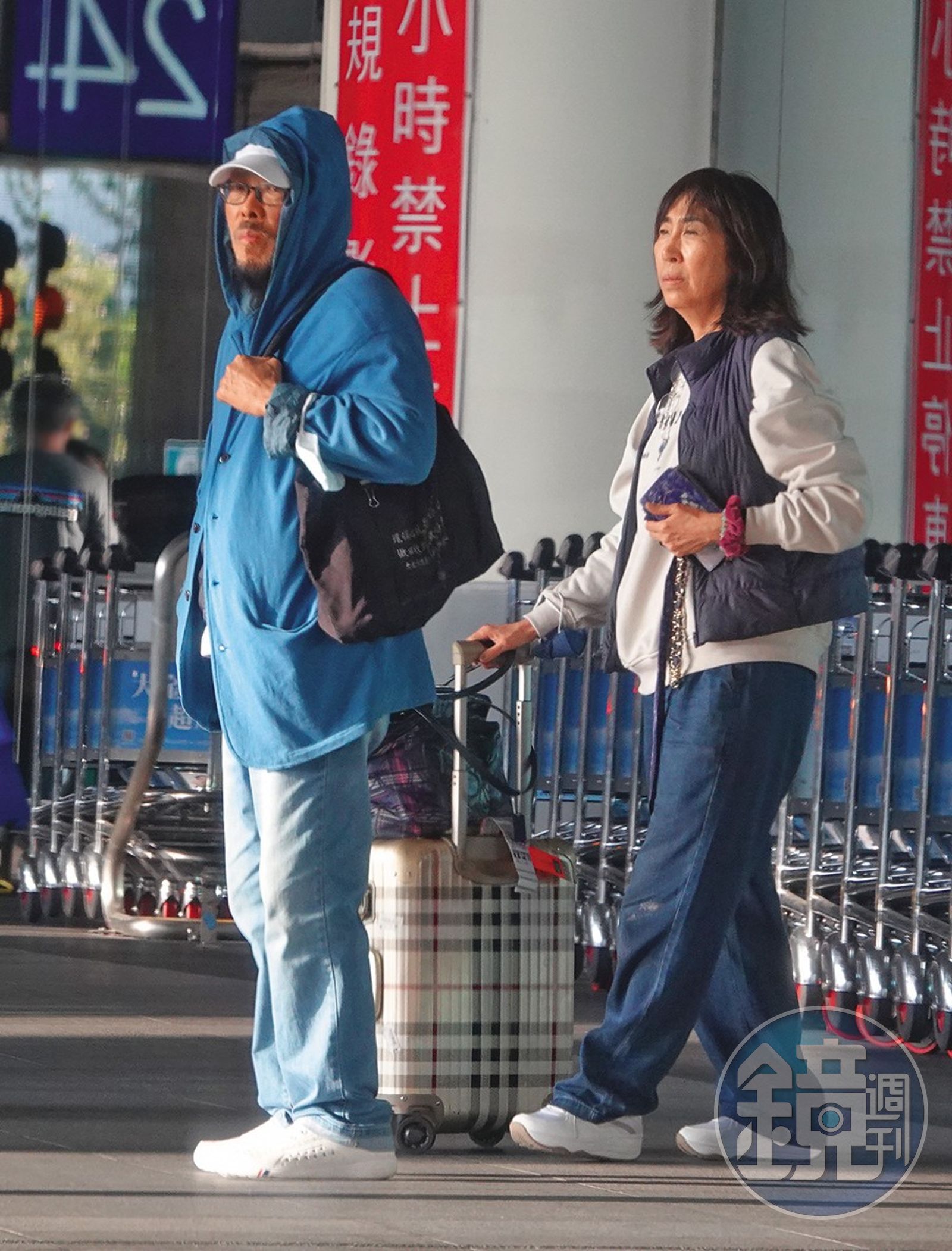 12月11日15：21，張菲和慧姐拖著行李在接機處等司機開車來